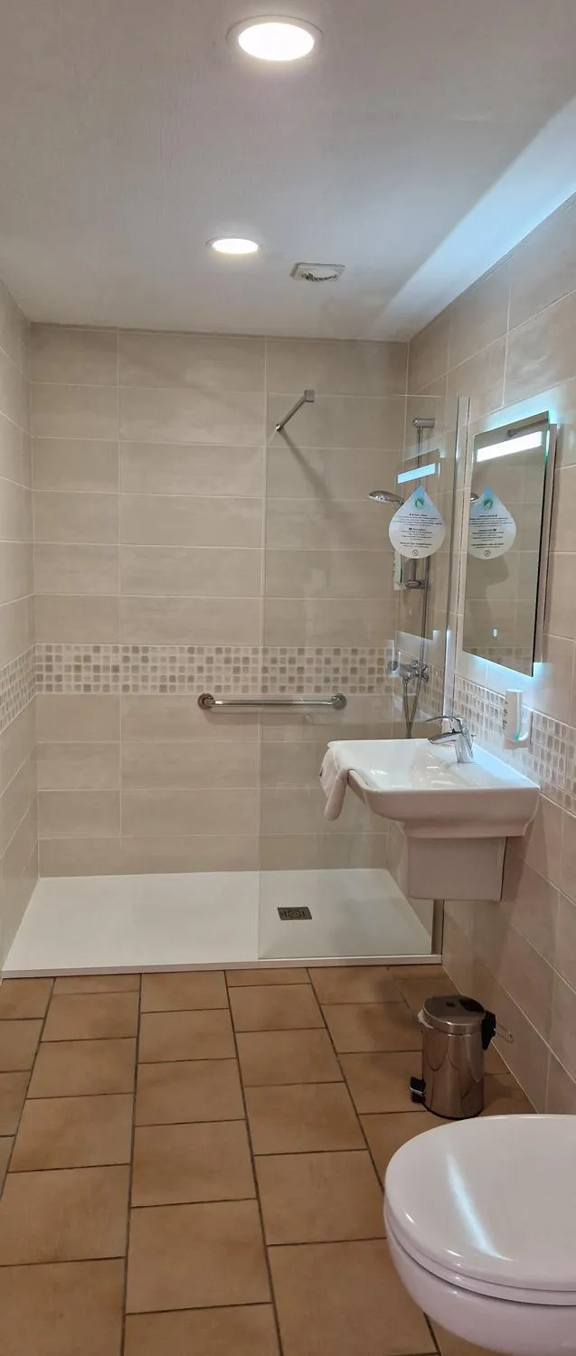 Property building in Hôtel Du Commerce