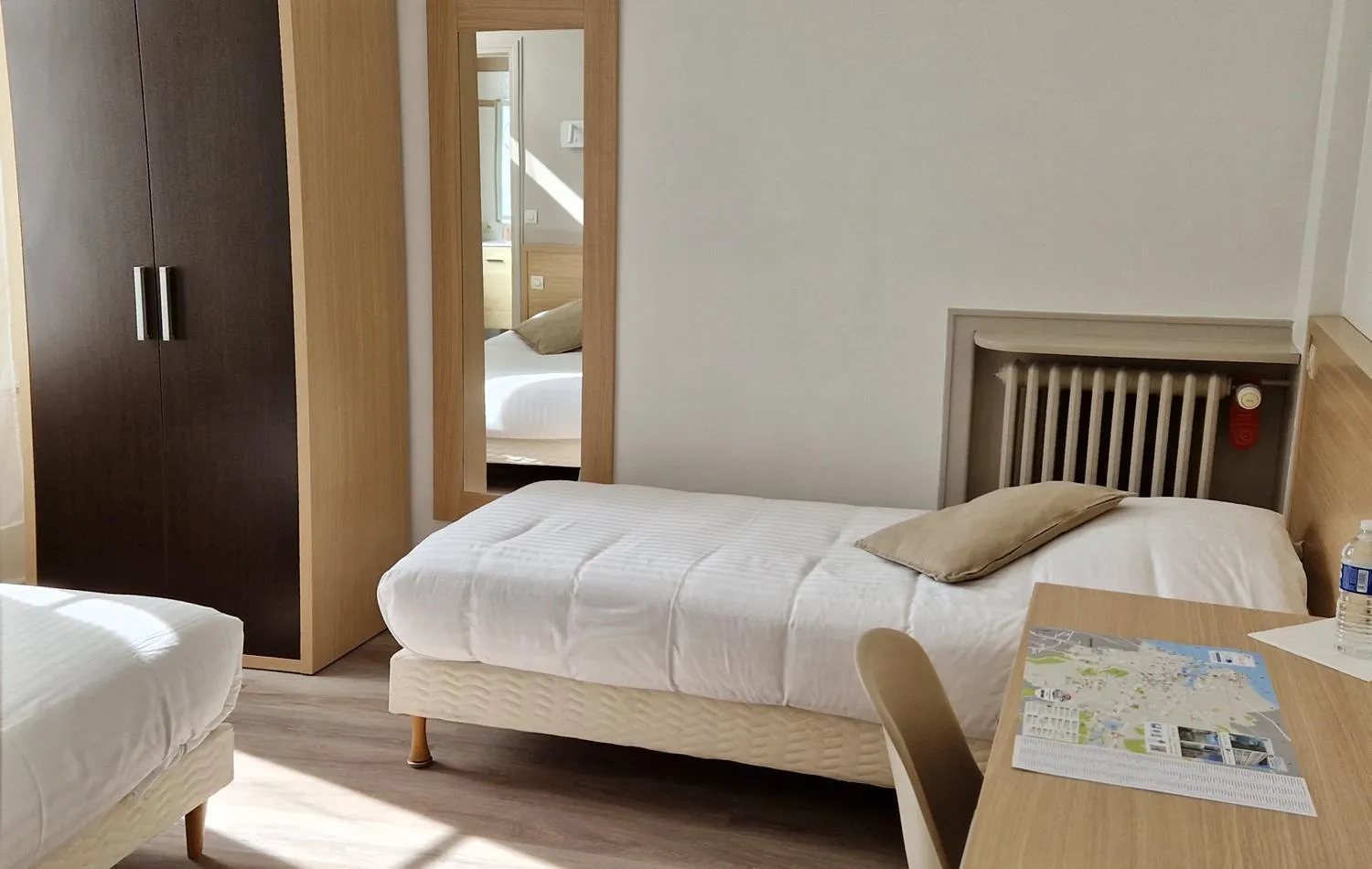 Property building, Bed in Hôtel Du Commerce