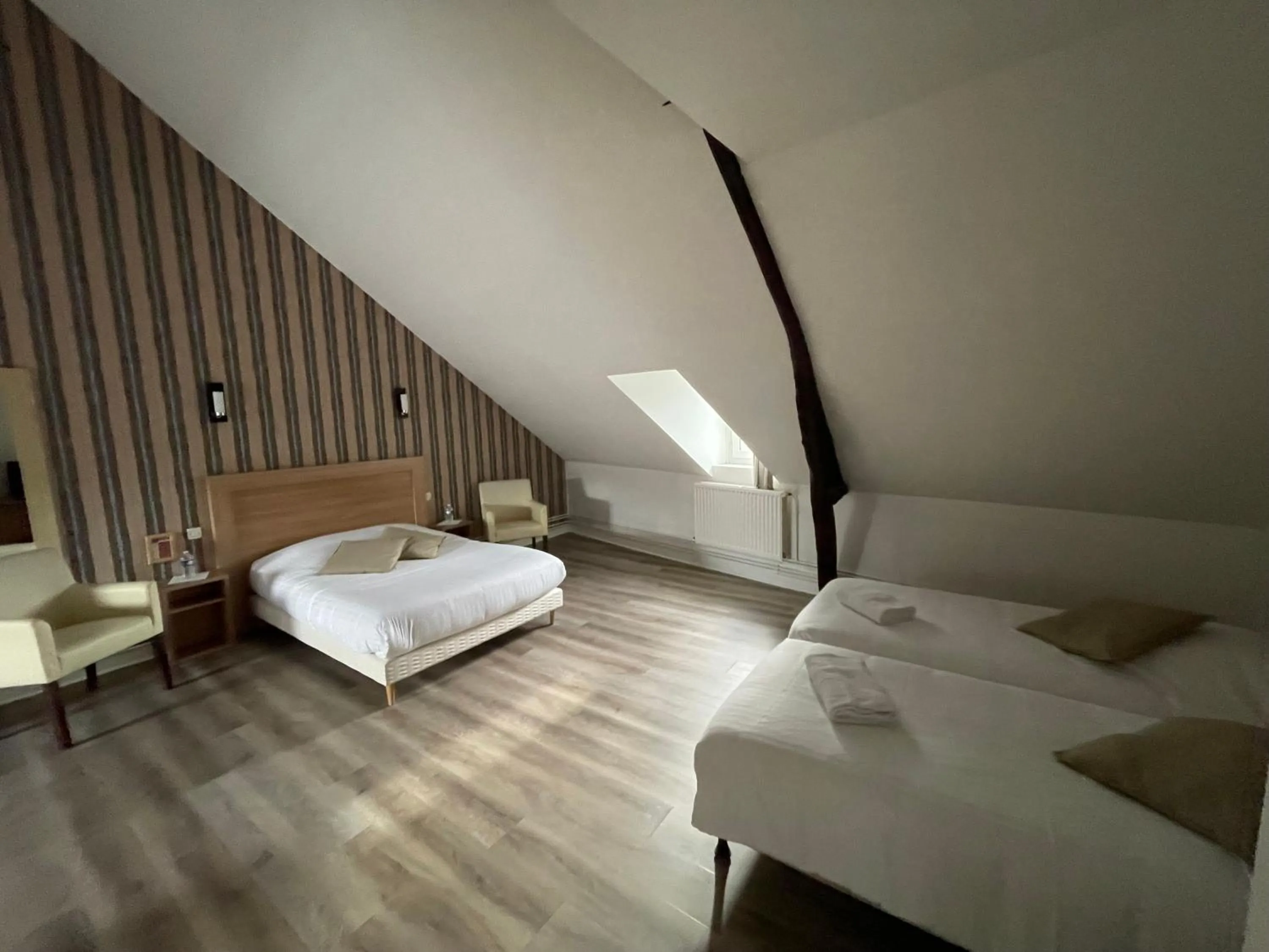Property building, Bed in Hôtel Du Commerce