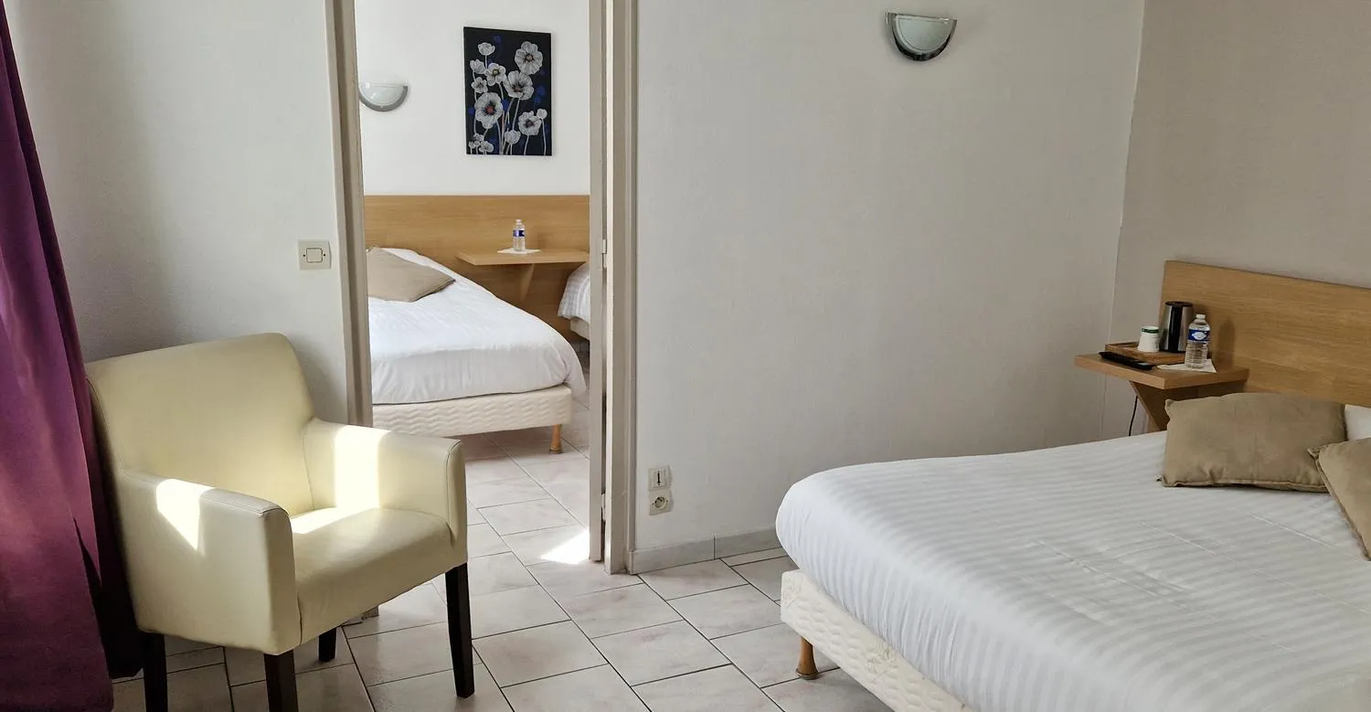 Property building, Bed in Hôtel Du Commerce