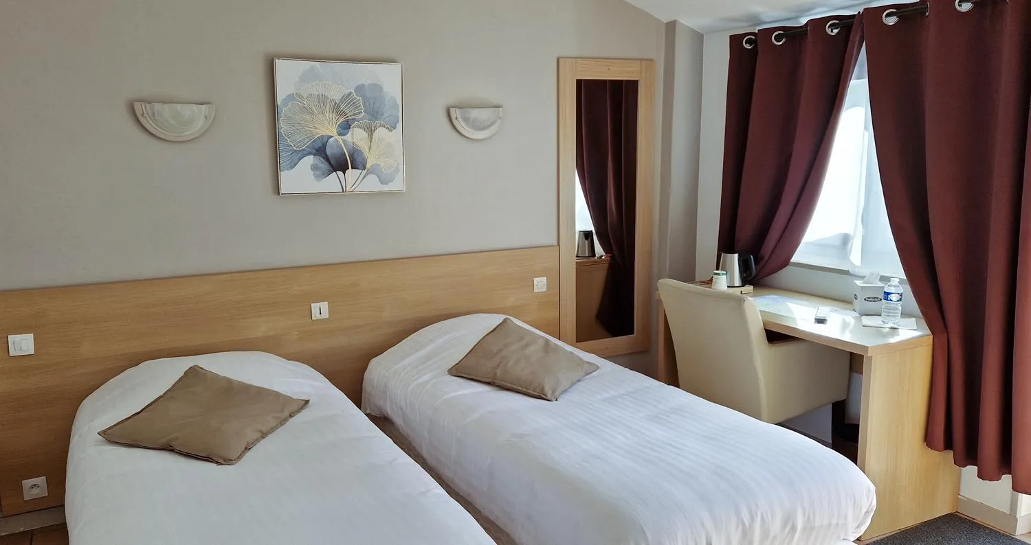 Bedroom, Bed in Hôtel Du Commerce