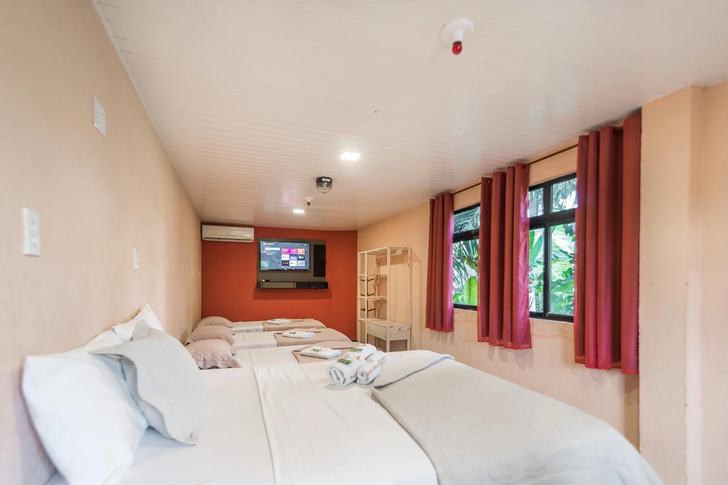 Communal lounge/ TV room, Bed in Pousada Brasil Cumbuco