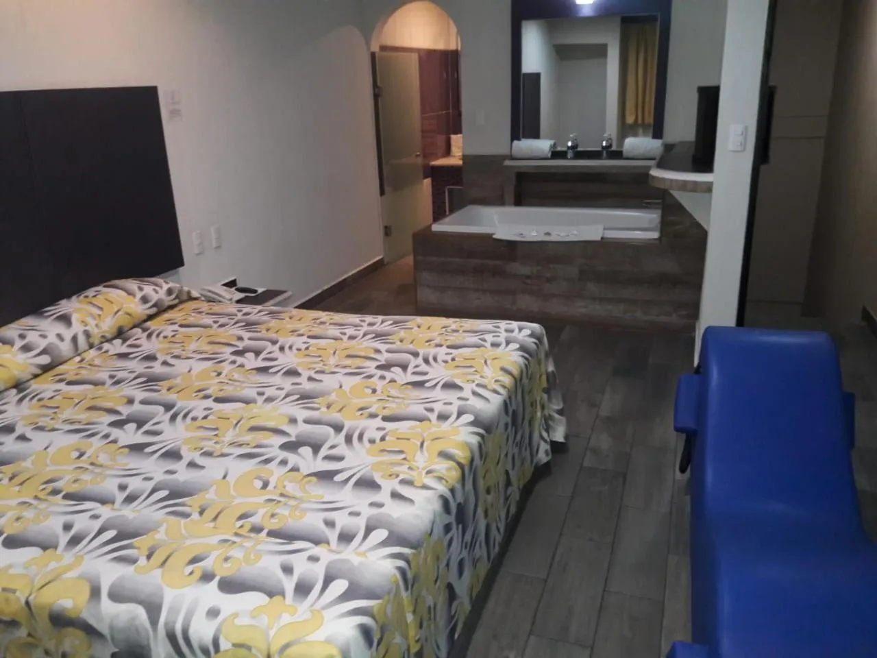 Bedroom, Bed in Hotel & Villas 7