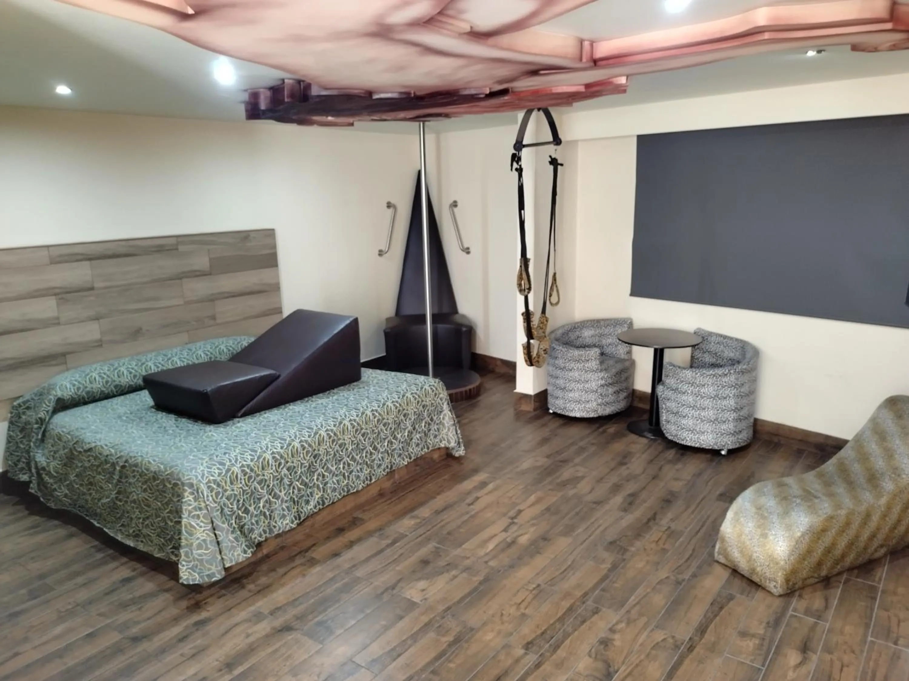 Photo of the whole room, Bed in Hotel & Villas 7