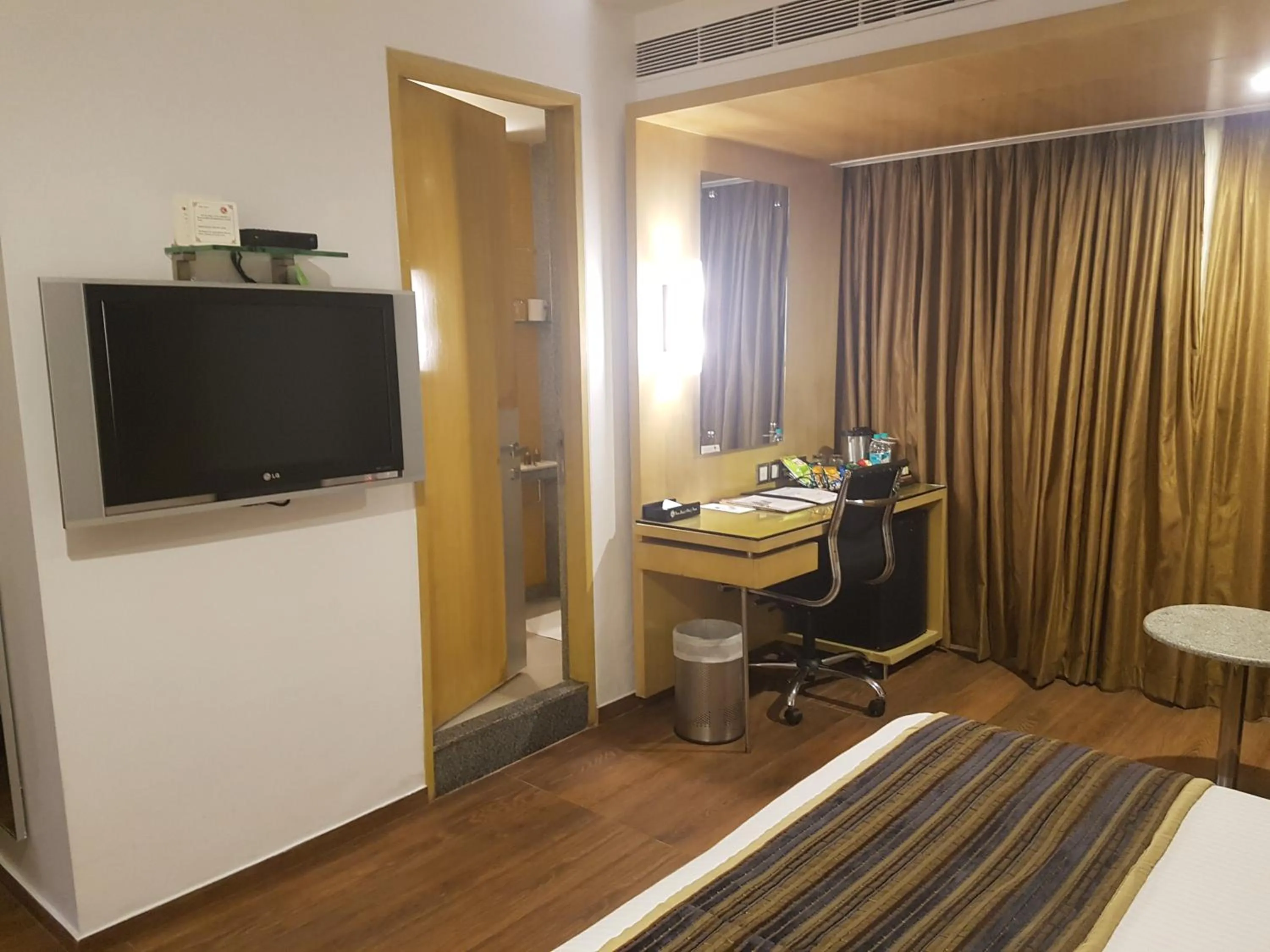 TV and multimedia in Ramee Guestline Hotel Dadar