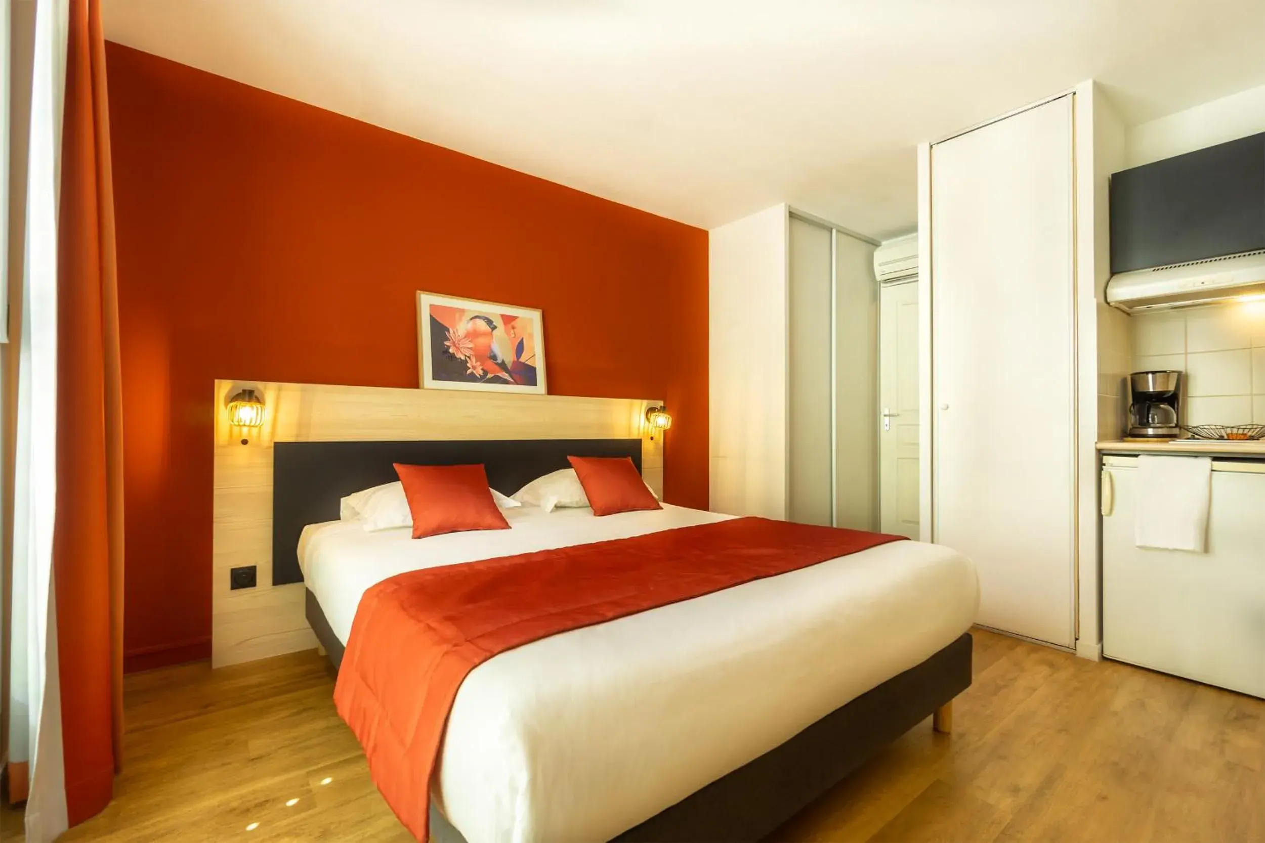 Photo of the whole room, Bed in City Résidence Bordeaux Centre Photo of the whole room, Bed in City Résidence Bordeaux Centre