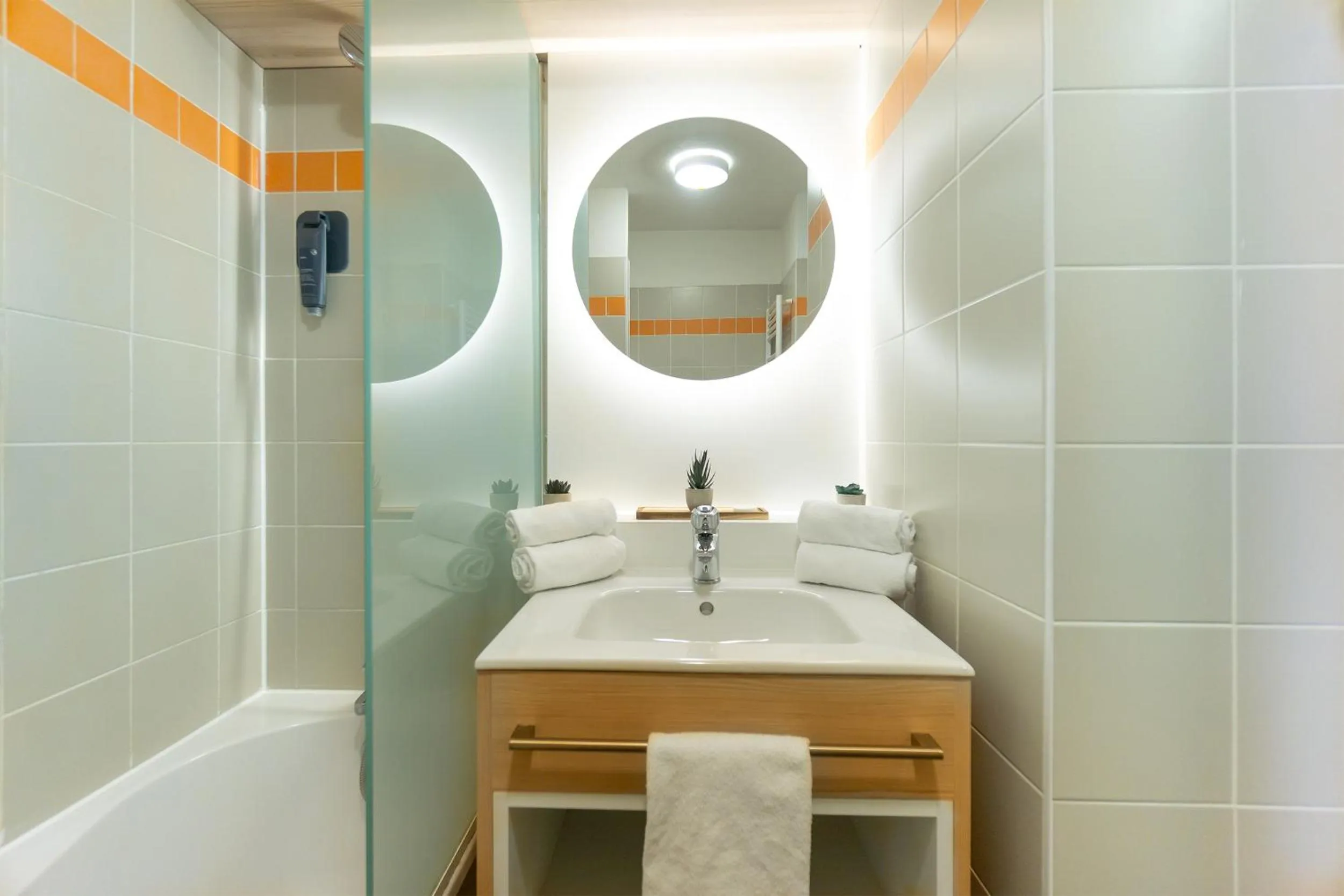 Bathroom, Bed in City Résidence Bordeaux Centre