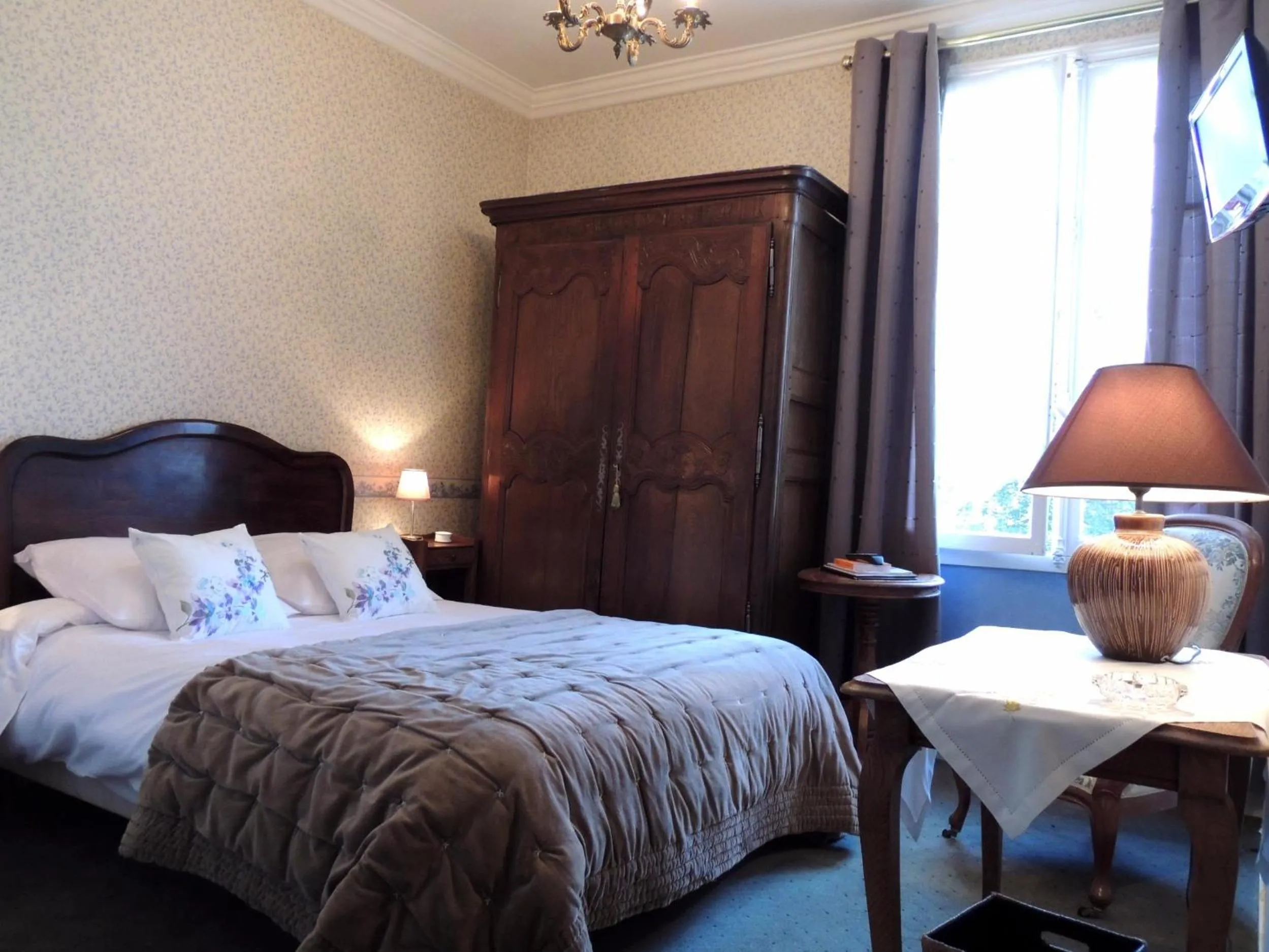 Bed in La Villa Bois Joli HOTEL RESTAURANT