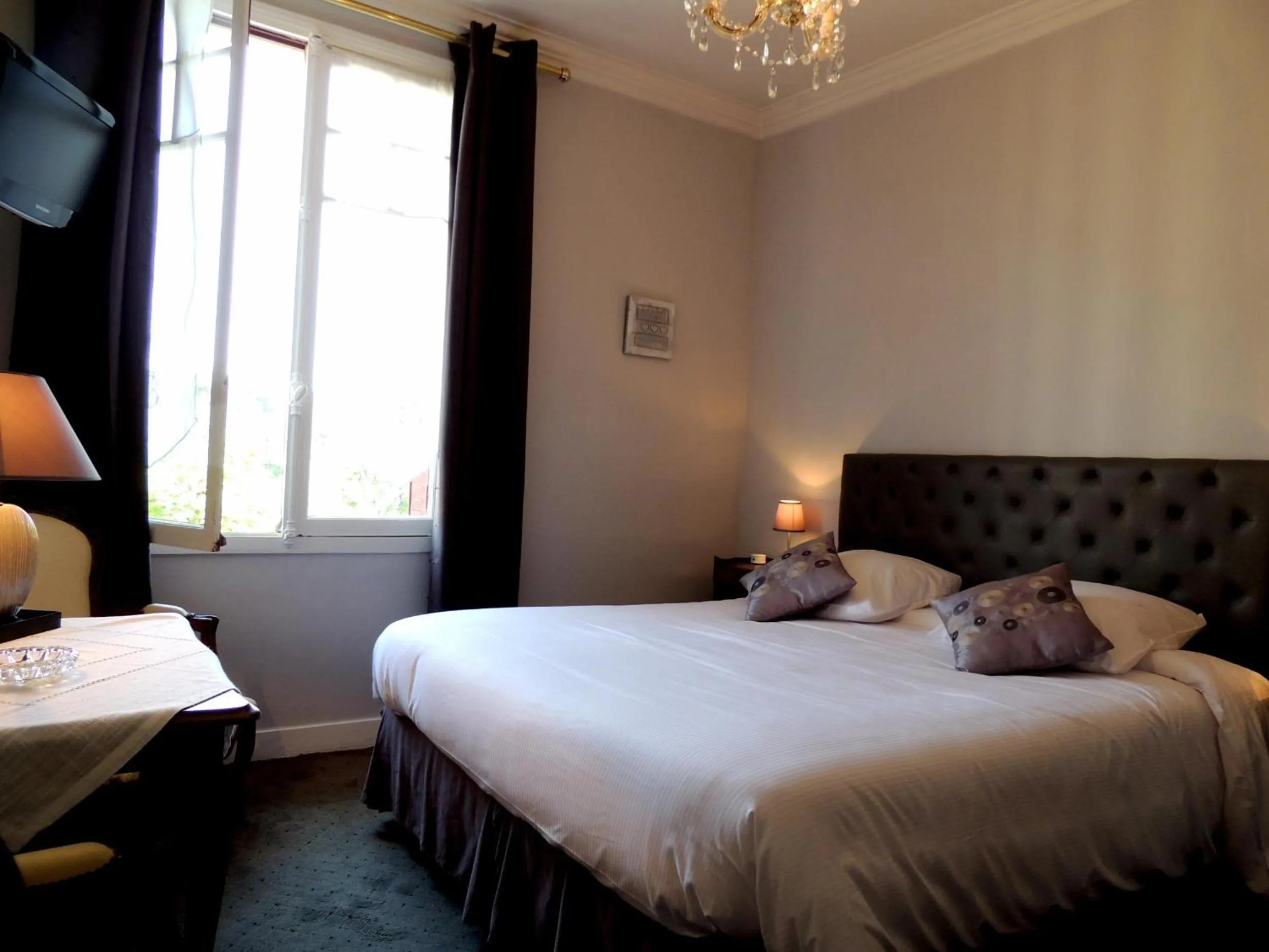 Bed in La Villa Bois Joli HOTEL RESTAURANT