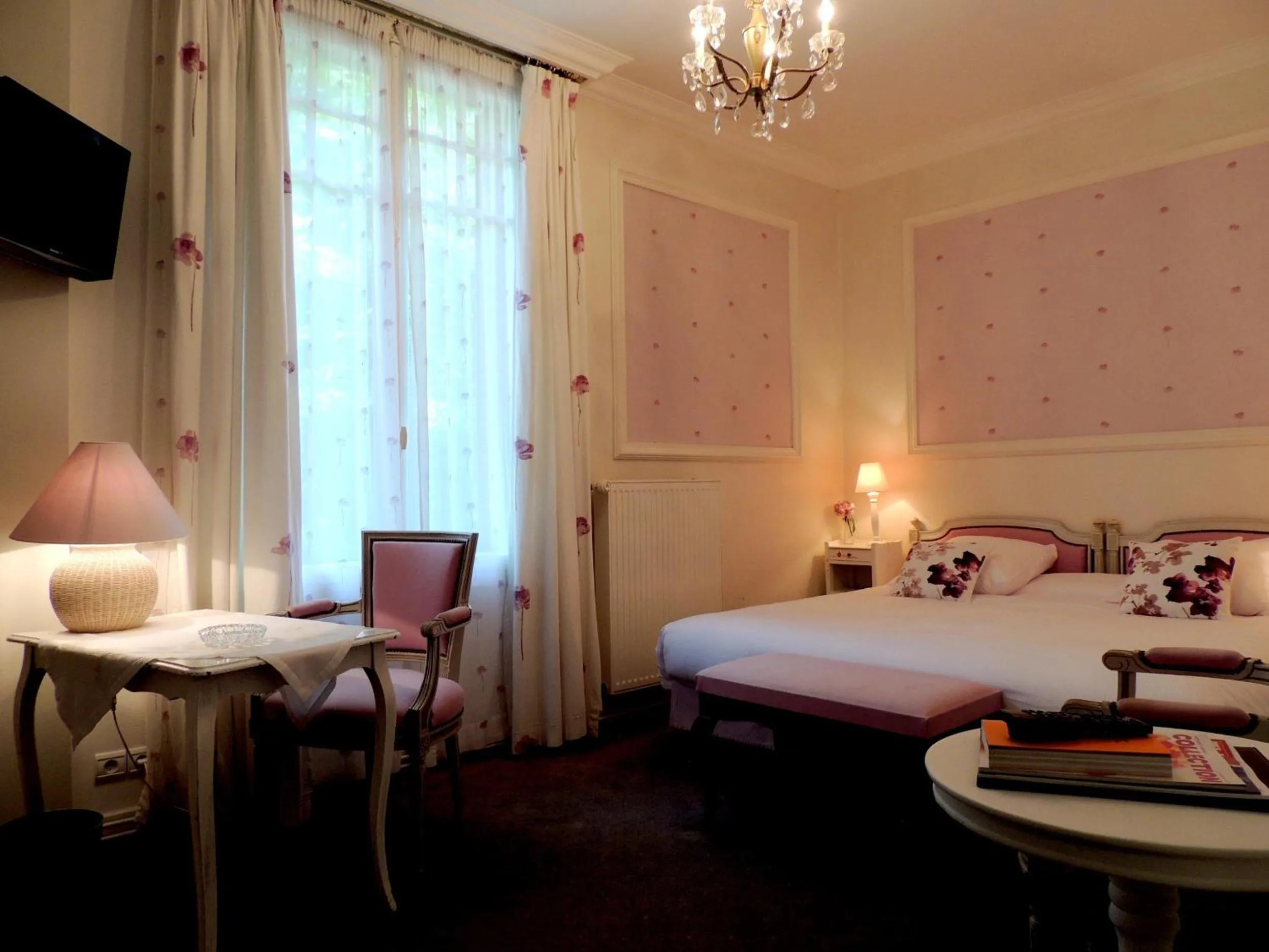 Bed in La Villa Bois Joli HOTEL RESTAURANT