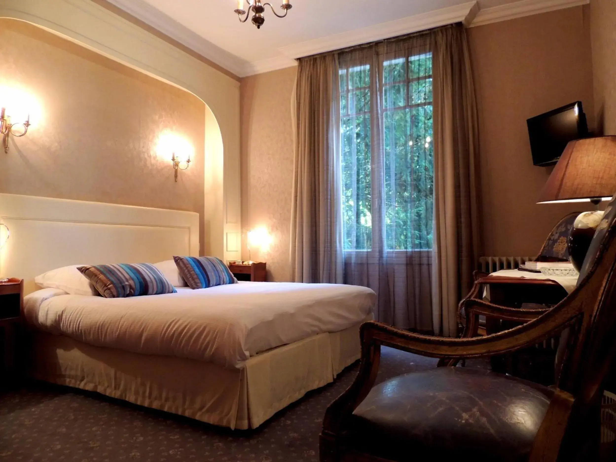 Bed in La Villa Bois Joli HOTEL RESTAURANT Bed in La Villa Bois Joli HOTEL RESTAURANT