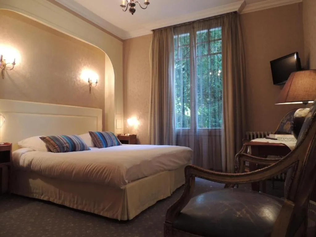 Communal lounge/ TV room, Bed in La Villa Bois Joli HOTEL RESTAURANT