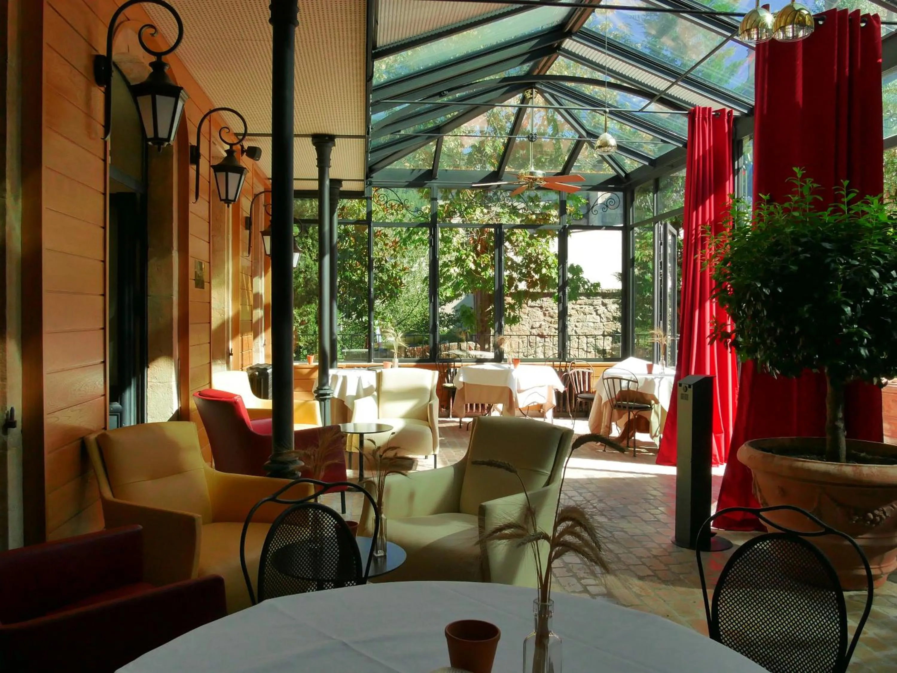 Restaurant/places to eat in Hotel De France