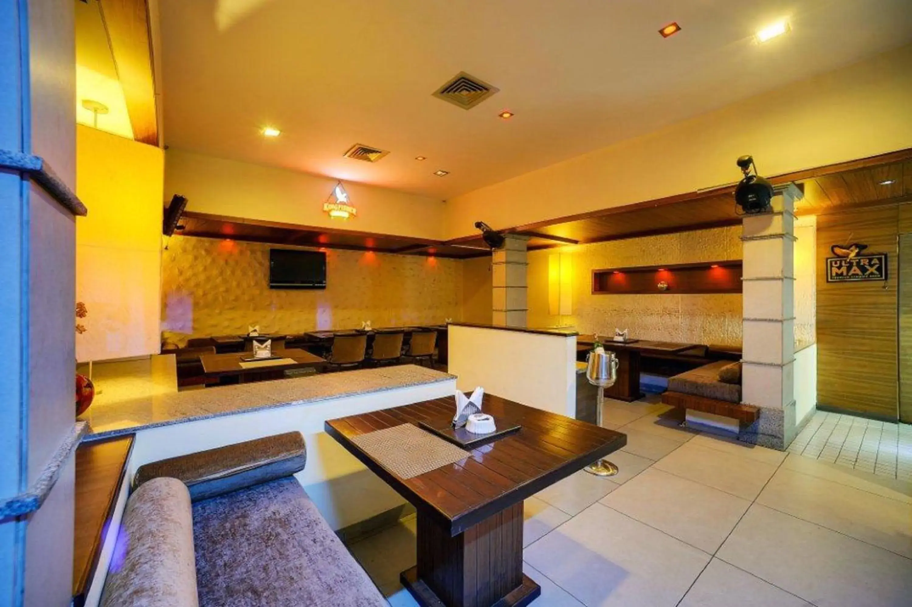 Restaurant/places to eat, Bed in Ramee Guestline Hotel Bangalore Restaurant/places to eat, Bed in Ramee Guestline Hotel Bangalore