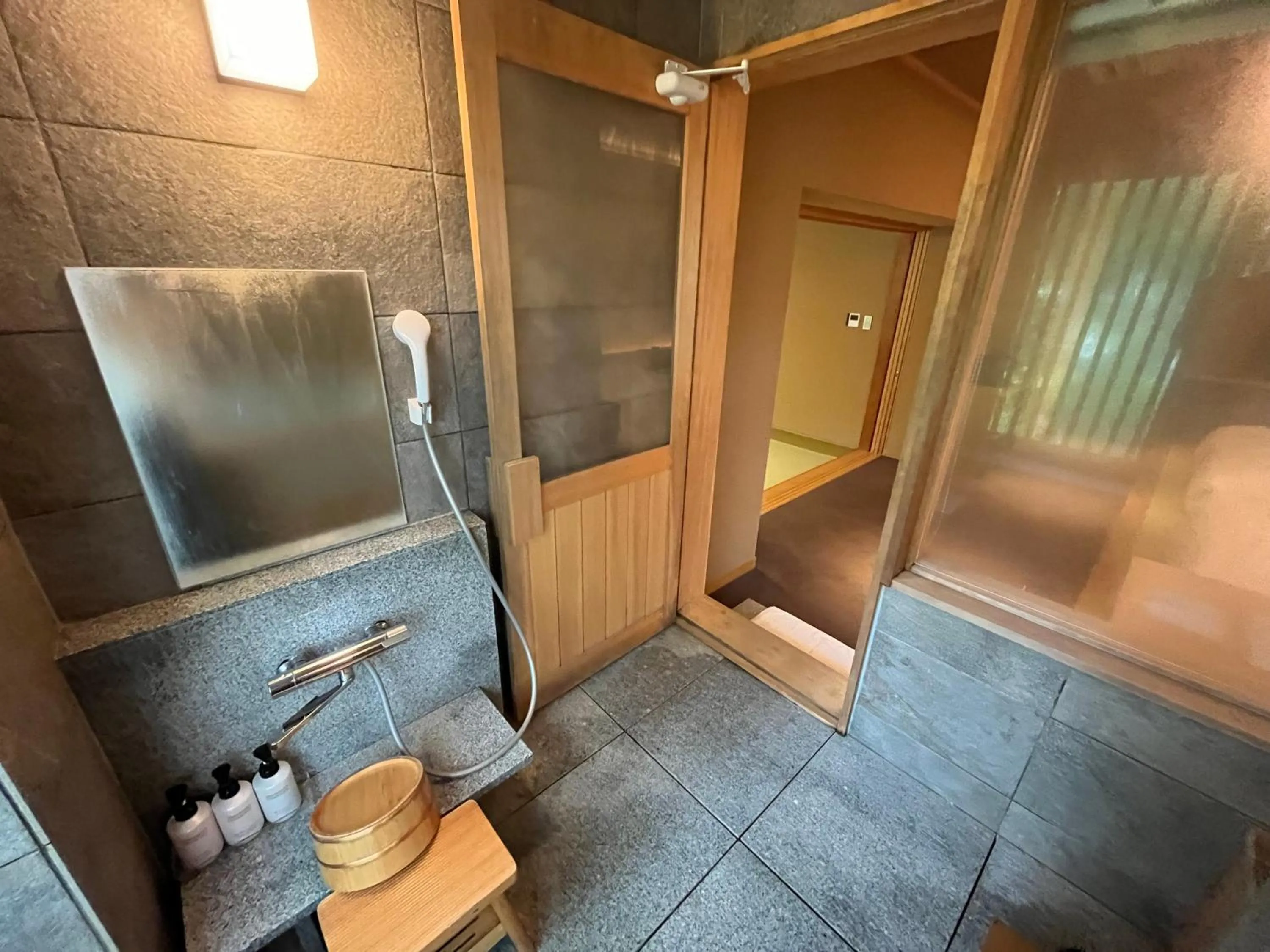 Shower in Kuriya Suizan