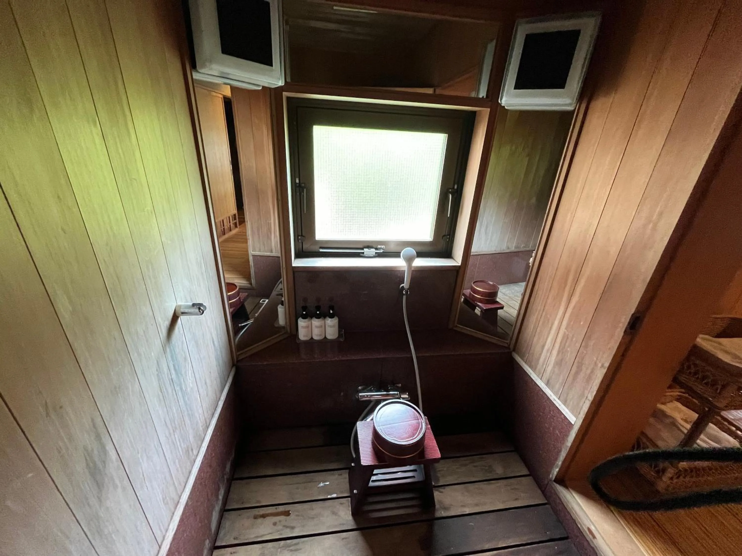 Shower in Kuriya Suizan