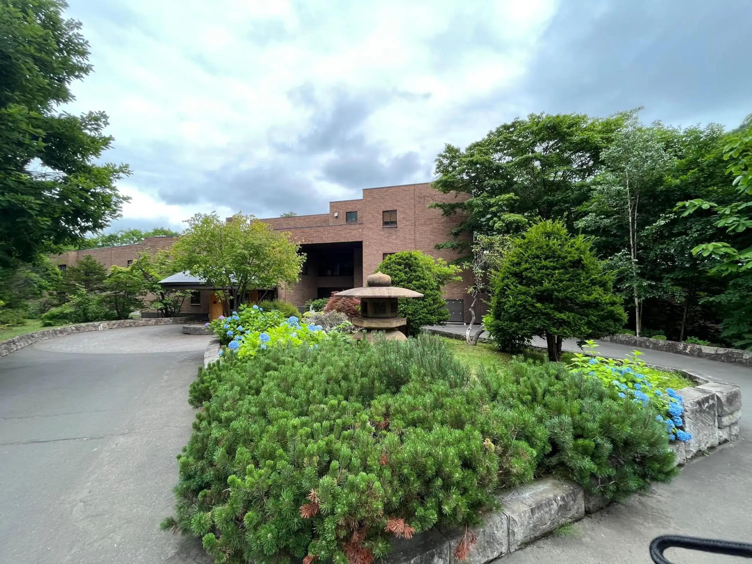 Property building in Kuriya Suizan Property building in Kuriya Suizan