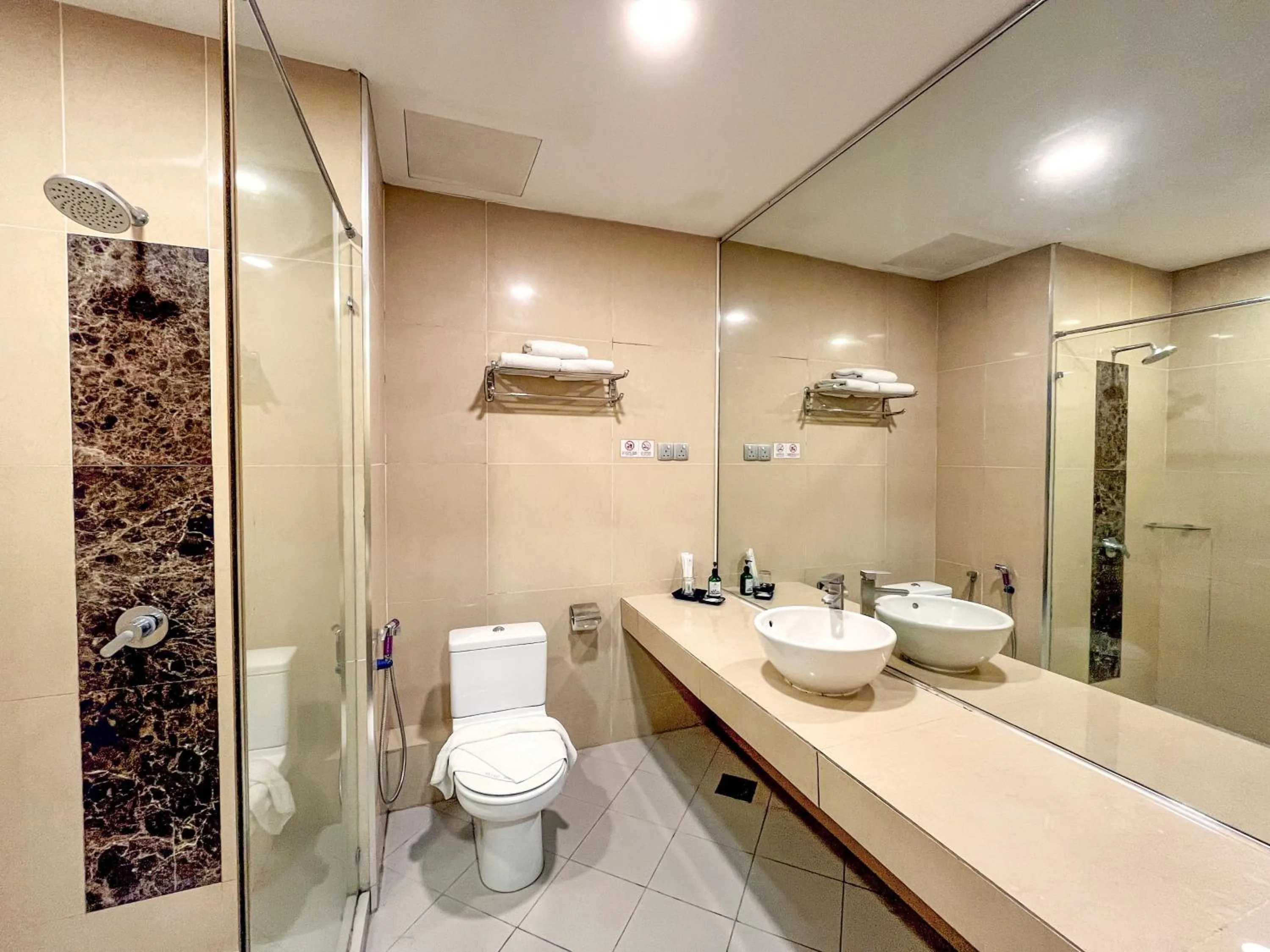 Shower in Courtyard Hotel 1Borneo