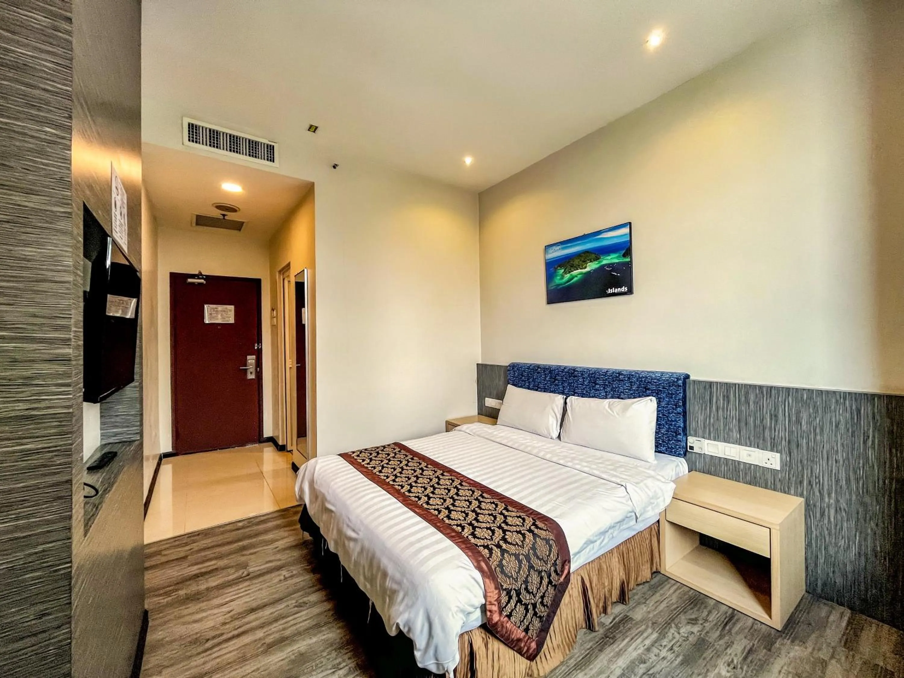 Bed in Courtyard Hotel 1Borneo