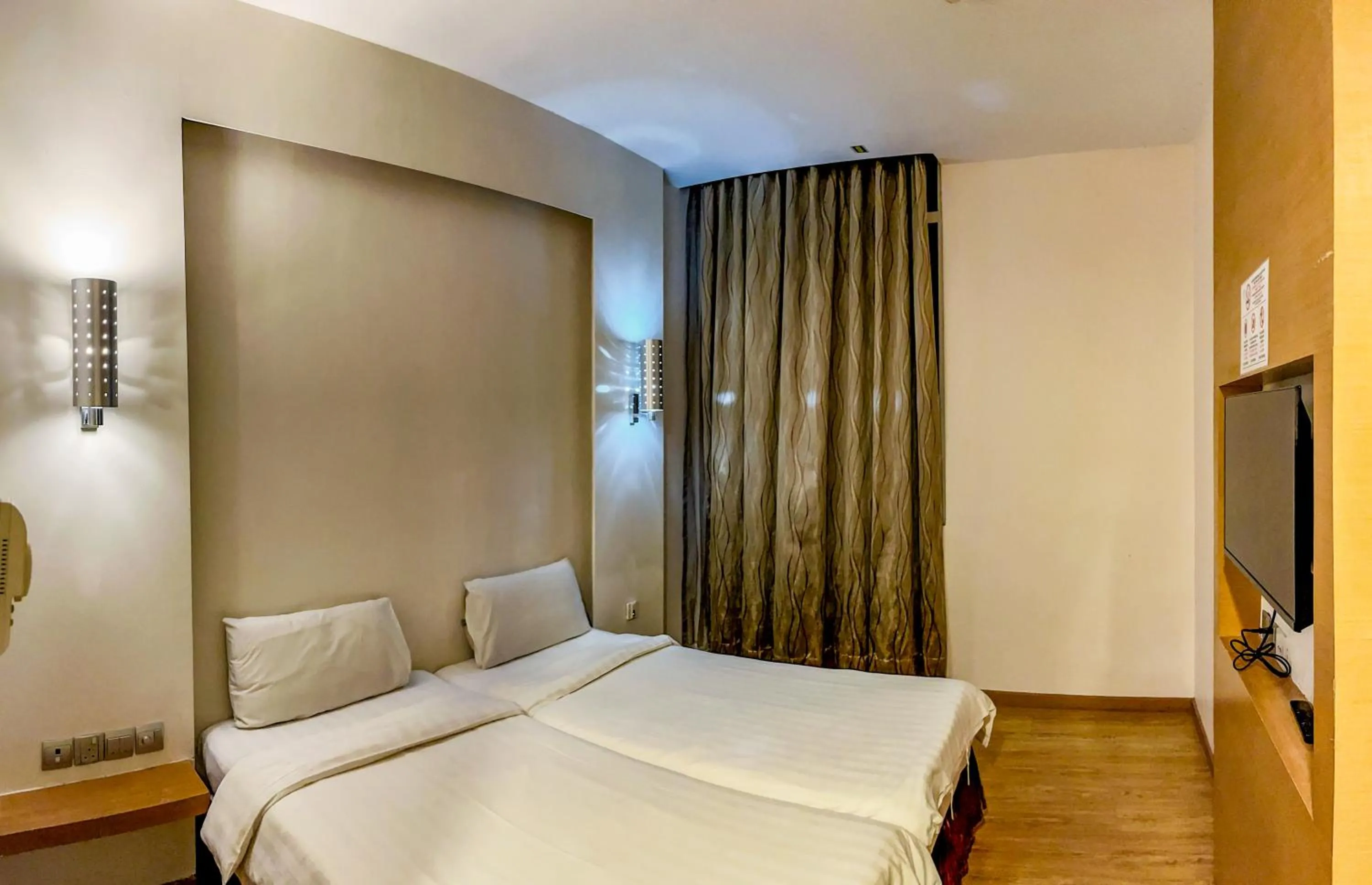 Bed in Courtyard Hotel 1Borneo