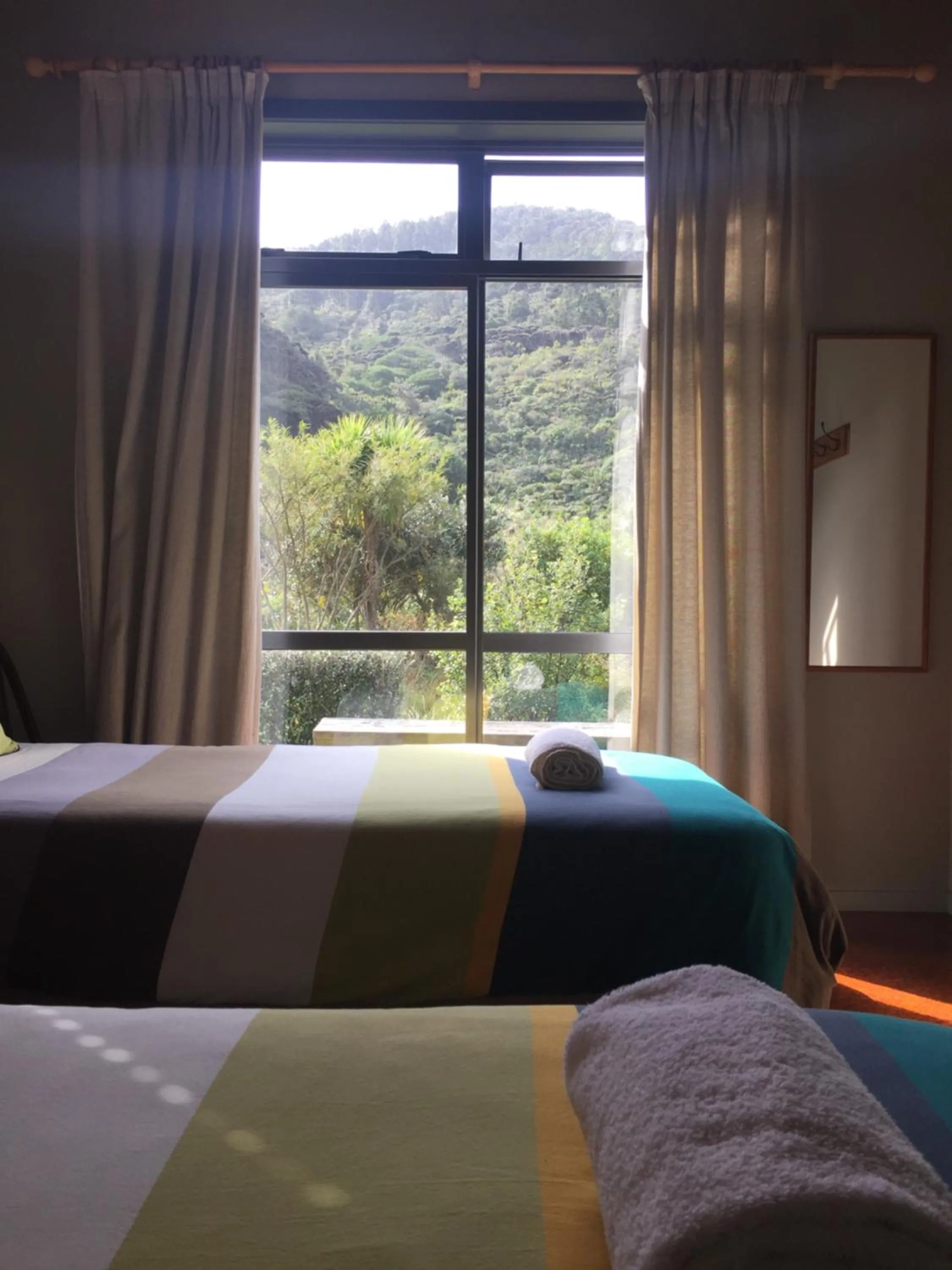 Mountain view, Bed in Piha Beachstay Accommodation