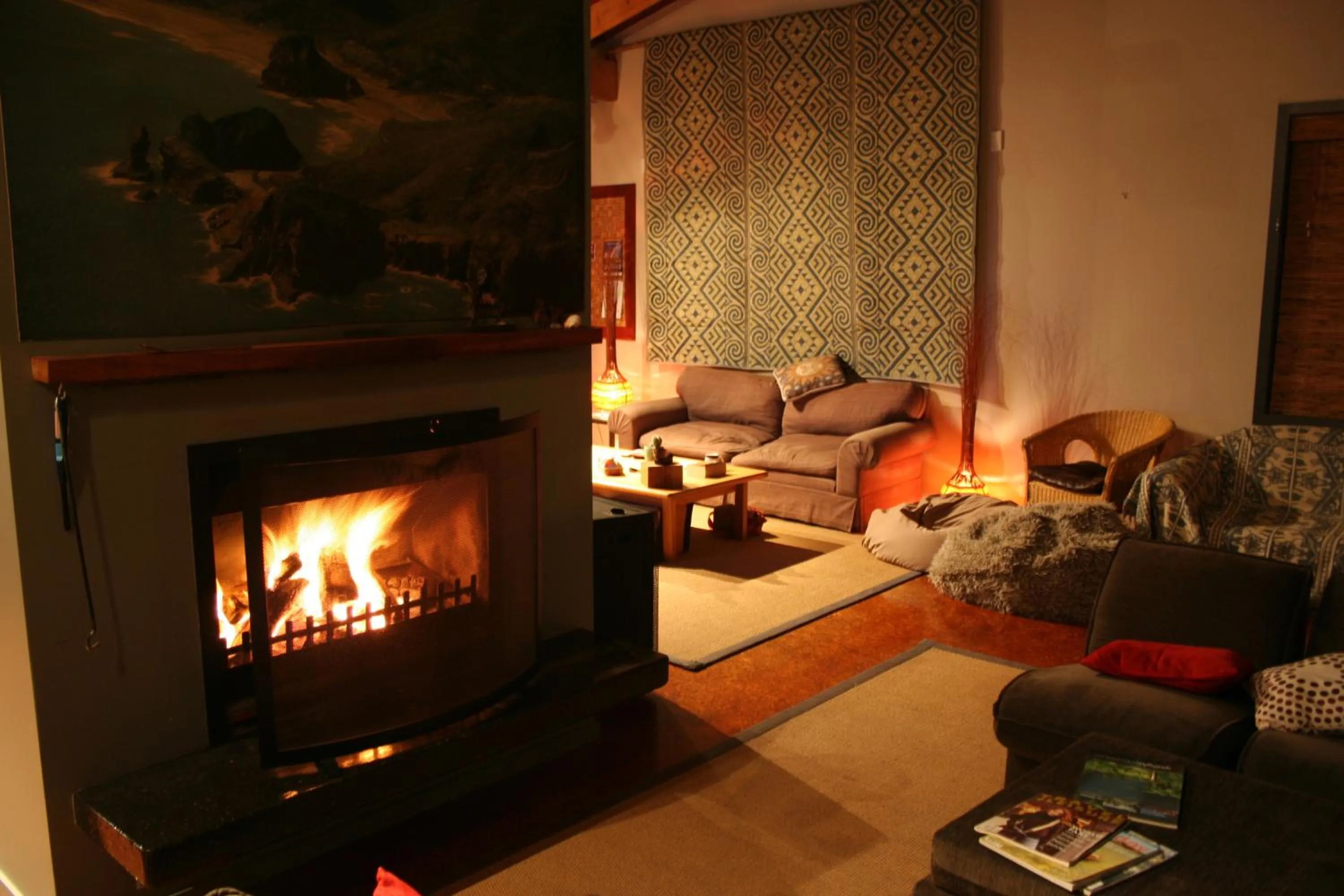 Communal lounge/ TV room in Piha Beachstay Accommodation