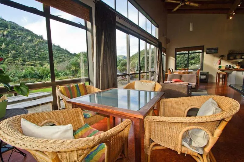 Communal lounge/ TV room in Piha Beachstay Accommodation