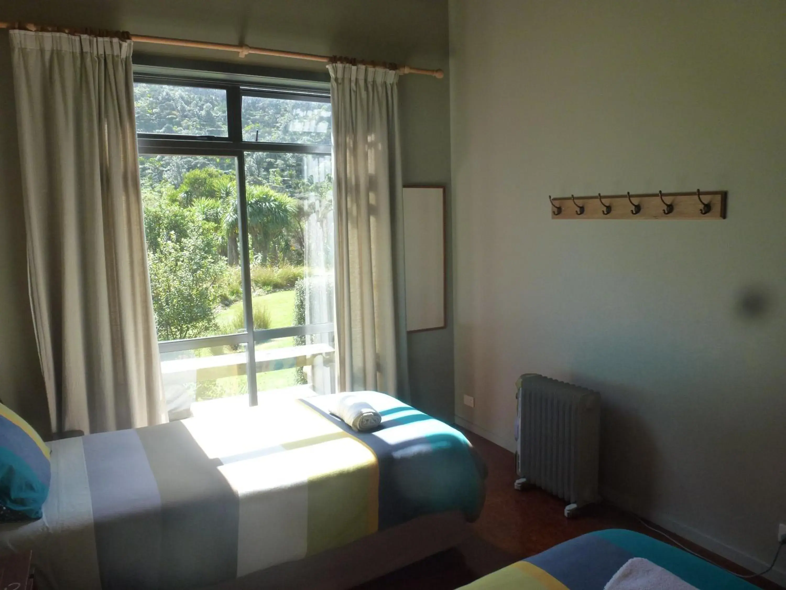Double or Twin Room with Shared Bathroom in Piha Beachstay Accommodation Double or Twin Room with Shared Bathroom in Piha Beachstay Accommodation