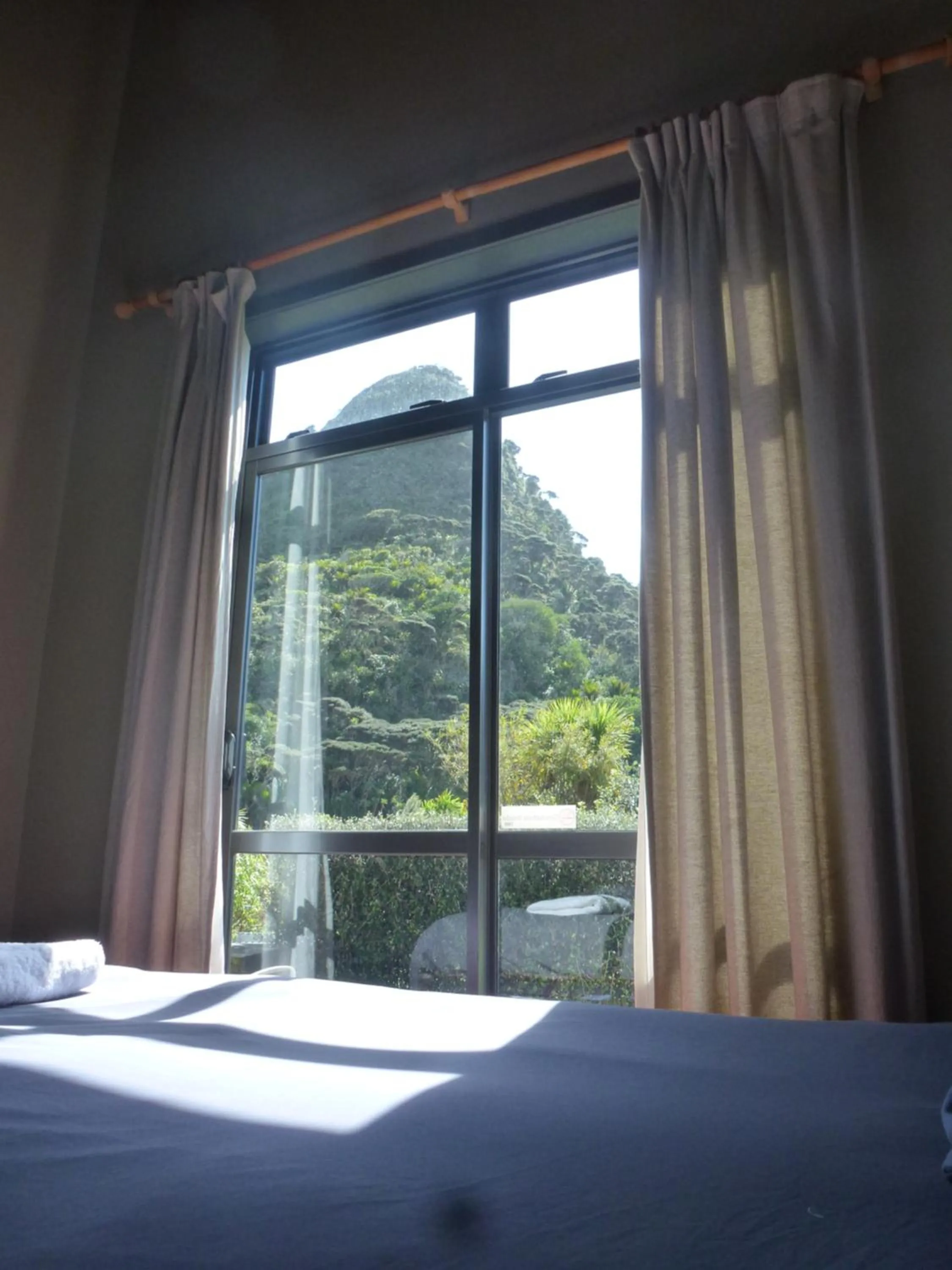 Garden view, Bed in Piha Beachstay Accommodation