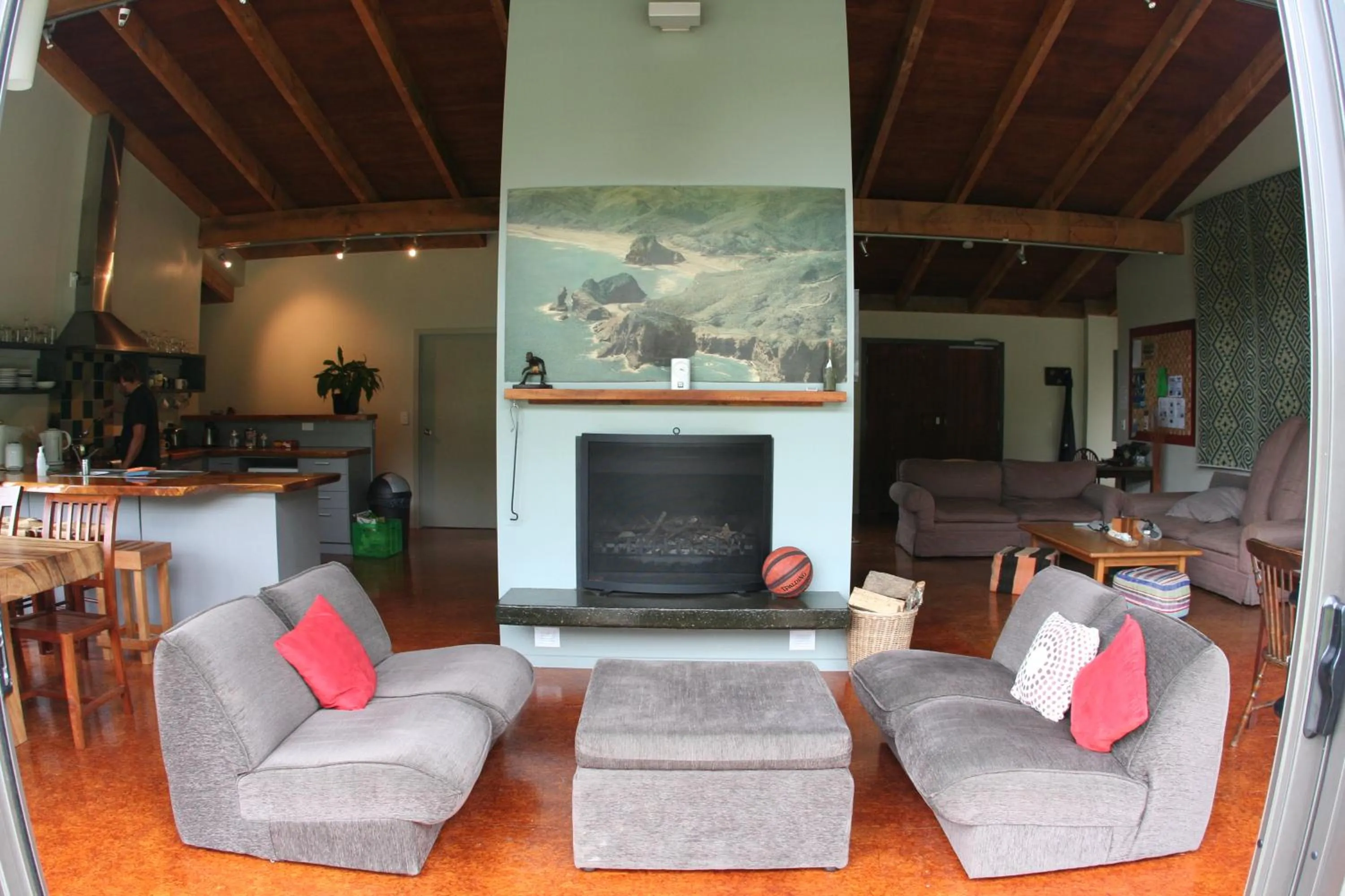 Communal lounge/ TV room in Piha Beachstay Accommodation