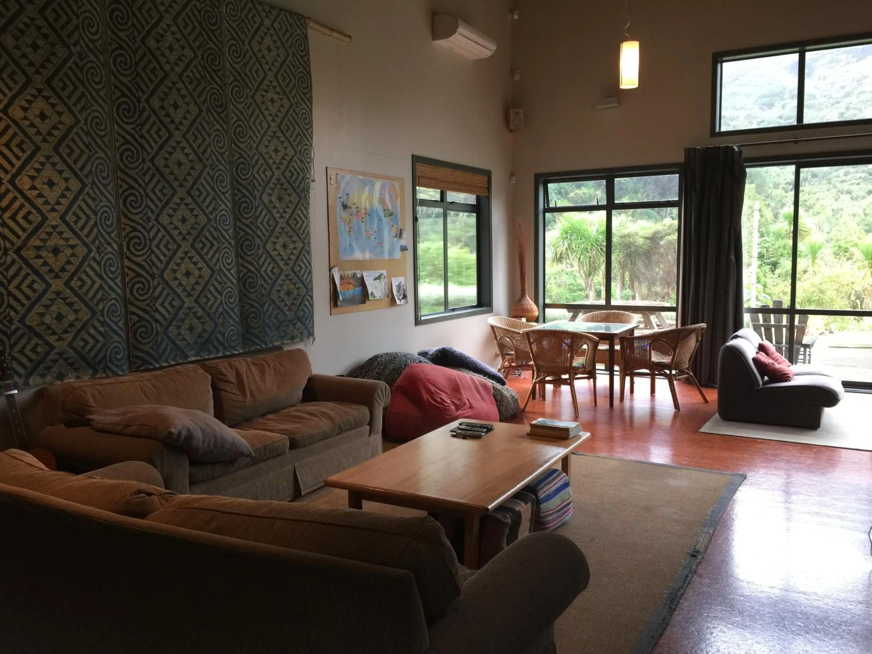 Communal lounge/ TV room in Piha Beachstay Accommodation