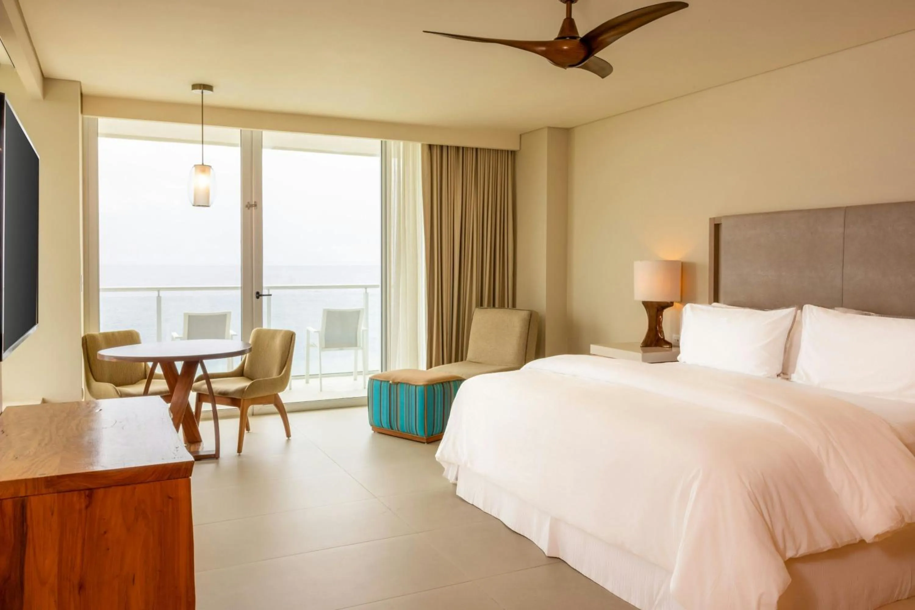 Photo of the whole room, Bed in The Westin Cozumel