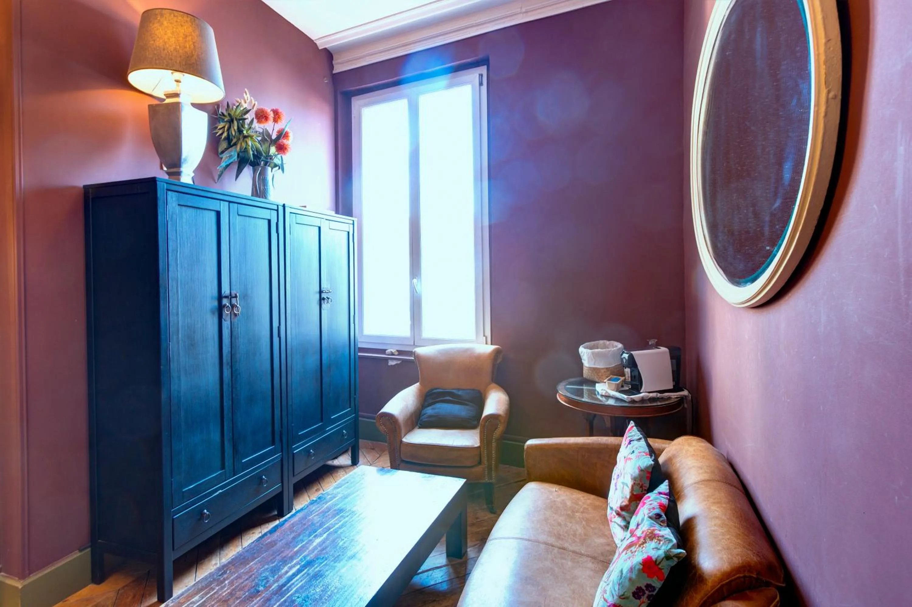 Communal lounge/ TV room in Hotel Le Rayon Vert