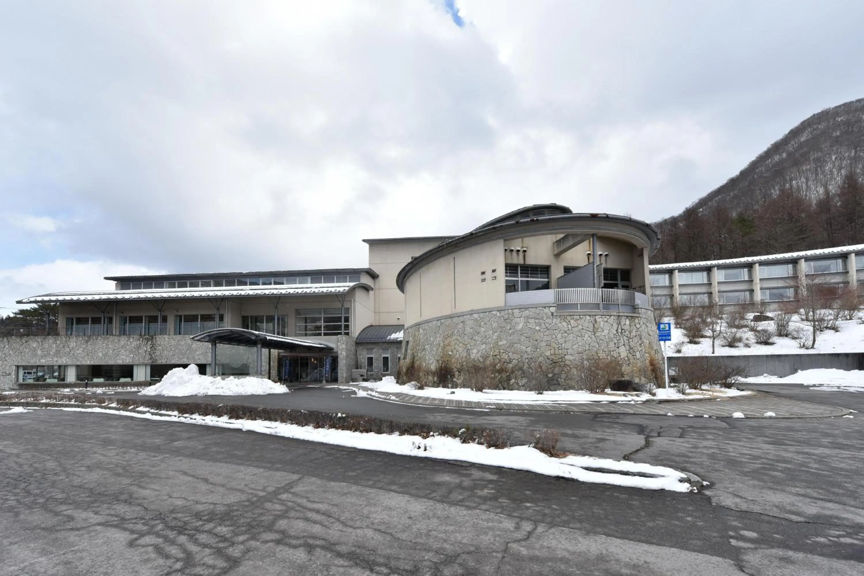 Property building in Harunako Onsen Yusuge