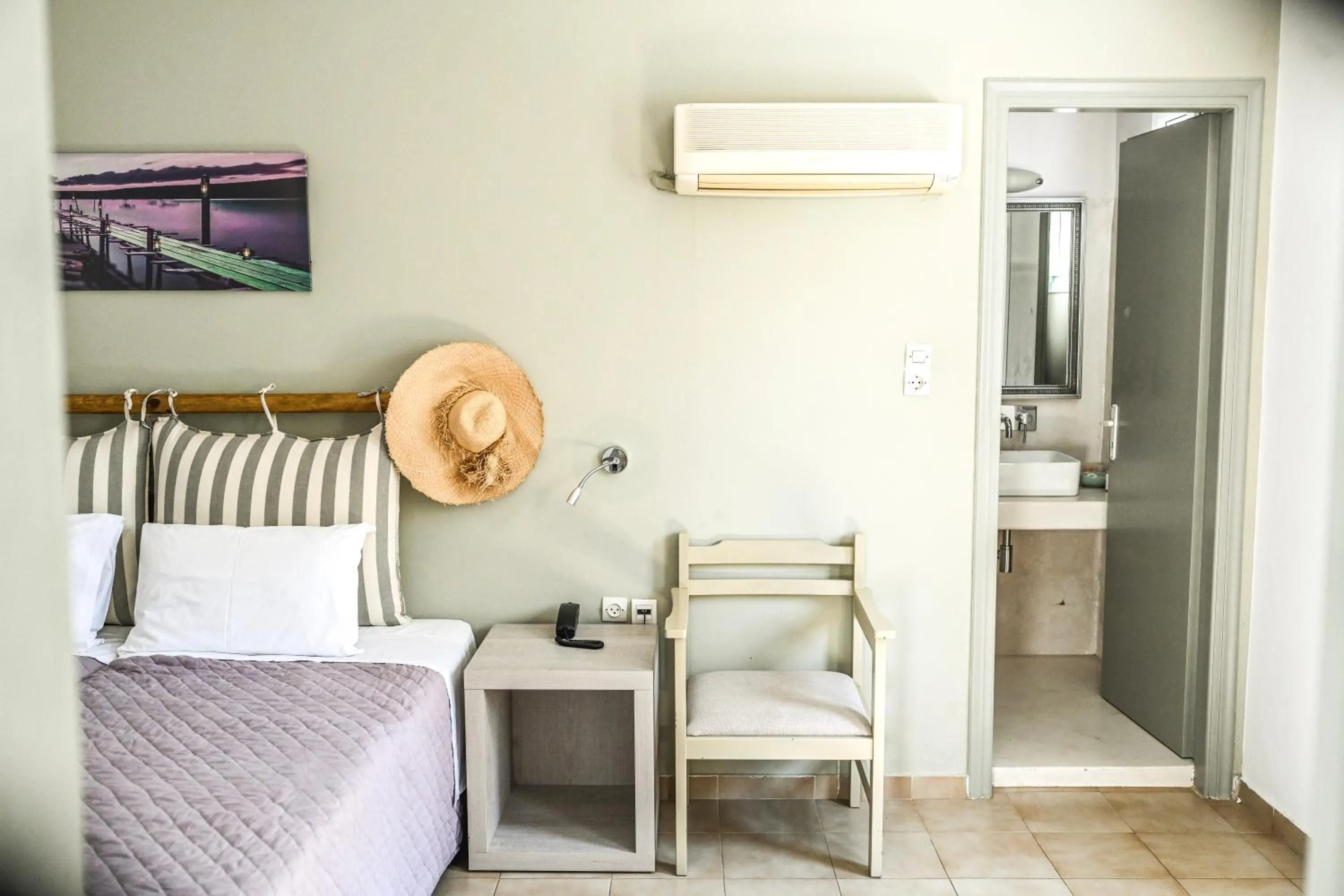 Bathroom, Bed in Summer Shades Hotel - ex Arkoulis