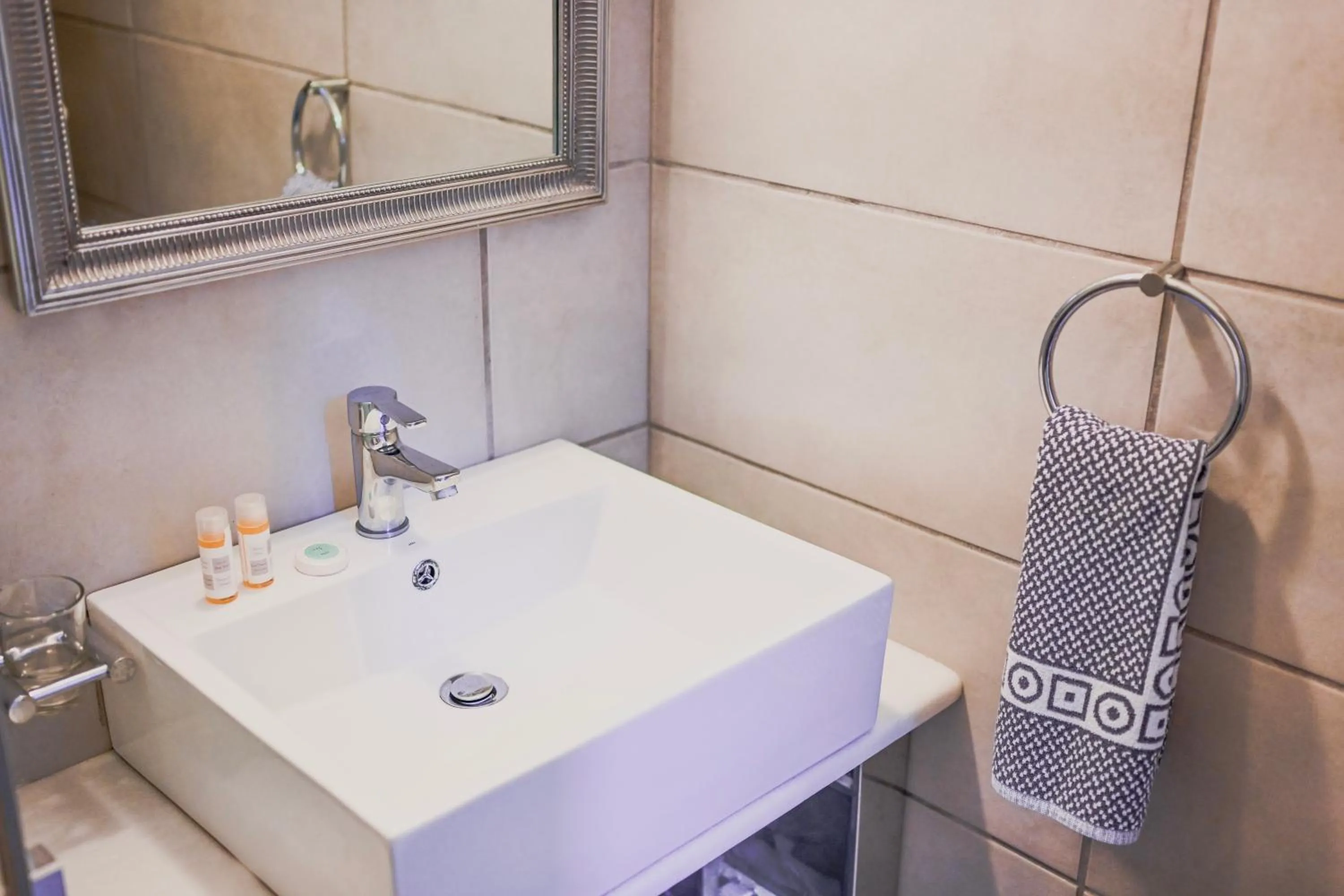 Bathroom in Summer Shades Hotel - ex Arkoulis