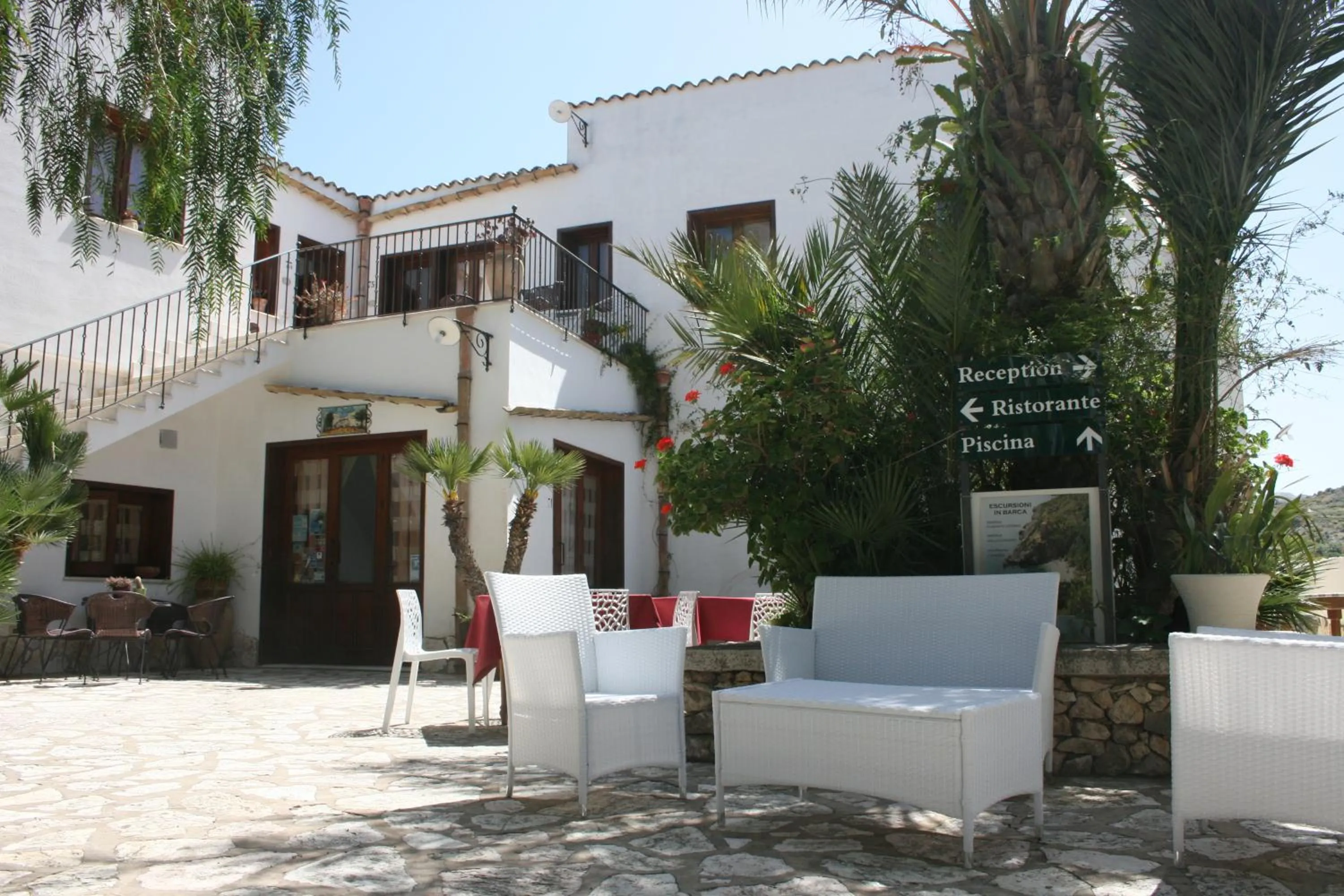 Communal lounge/ TV room in Hotel Il Cortile