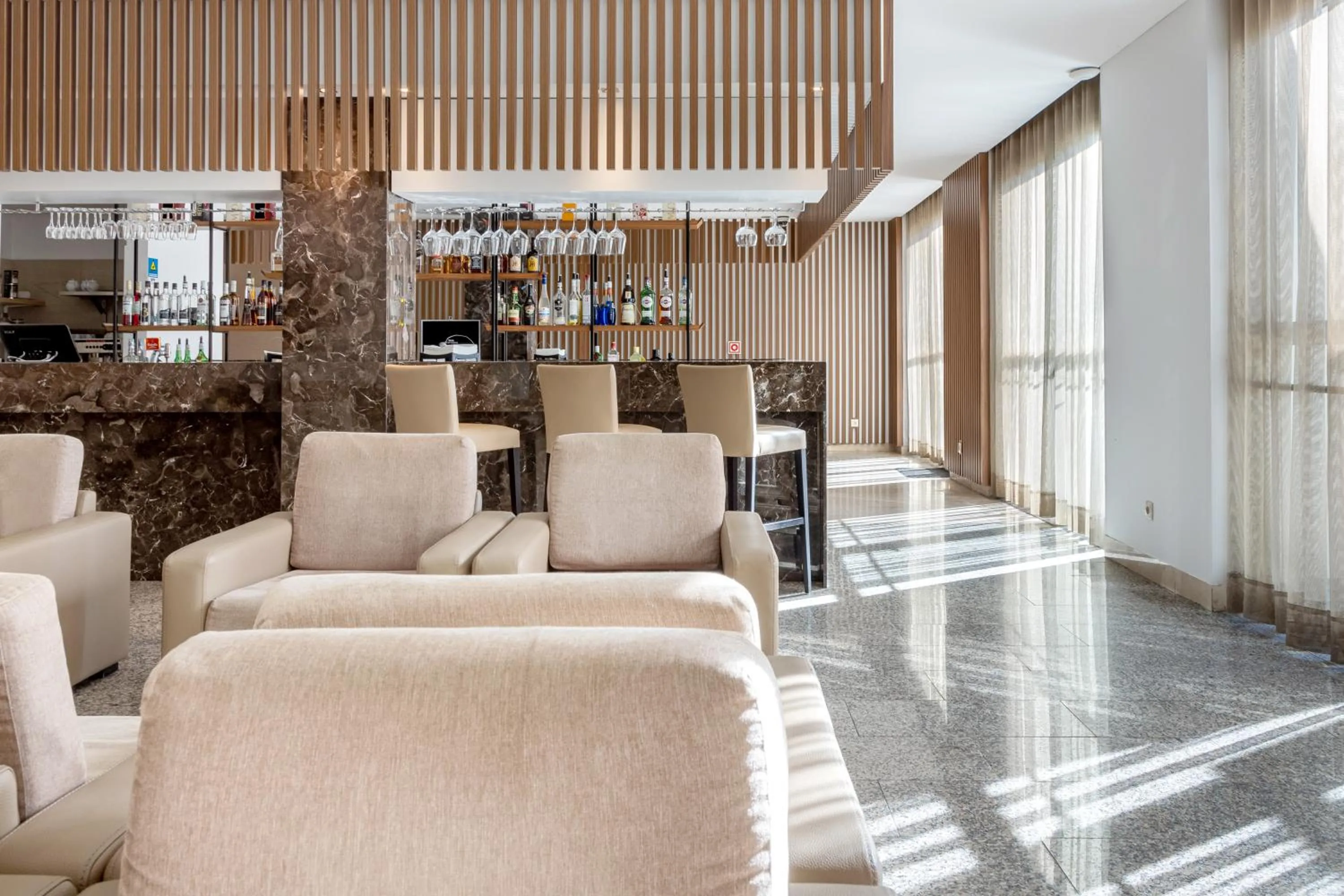 Lounge or bar in Hotel Porta do Sol Conference & SPA