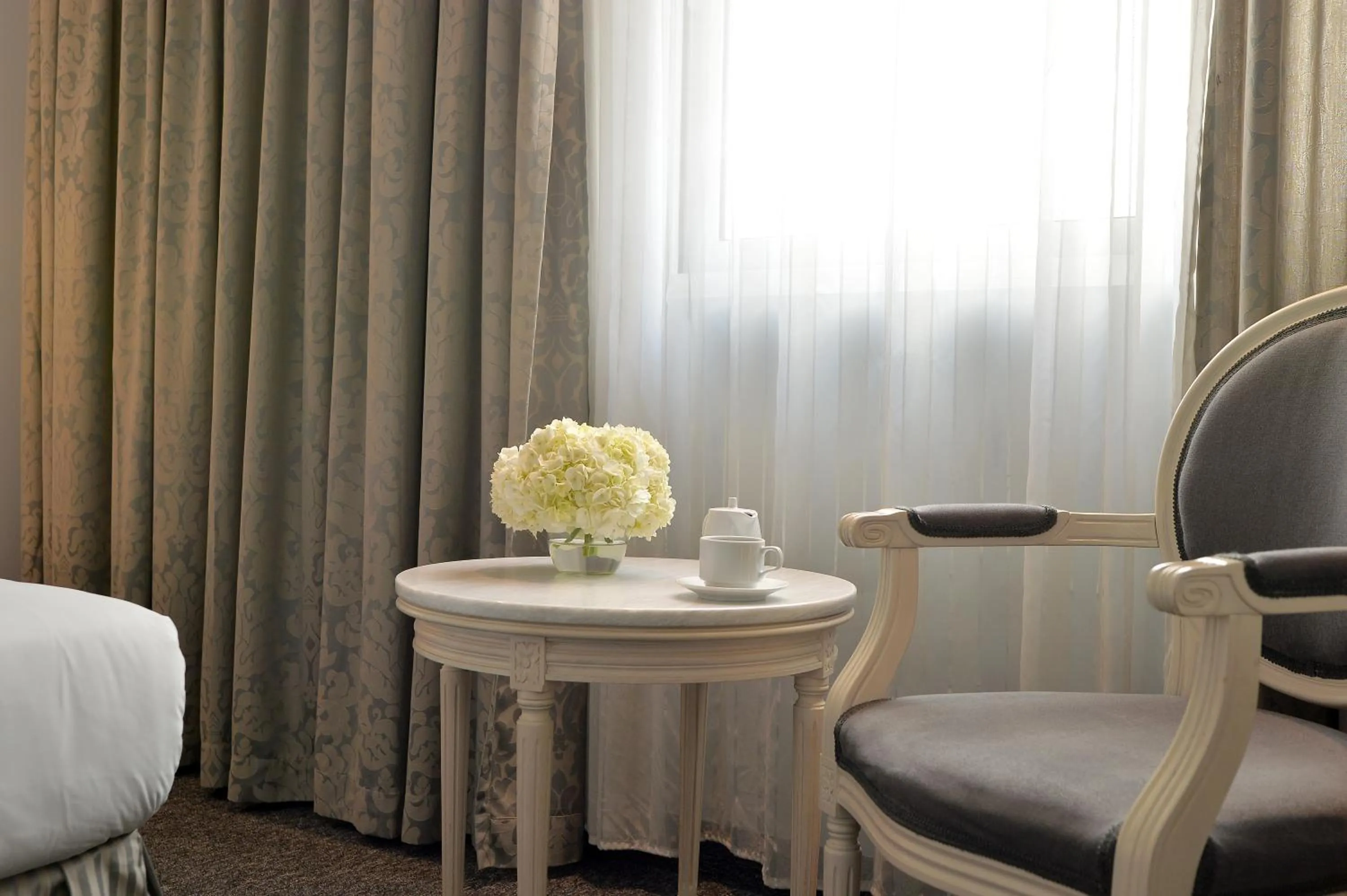 Seating area in Airotel Stratos Vassilikos Hotel