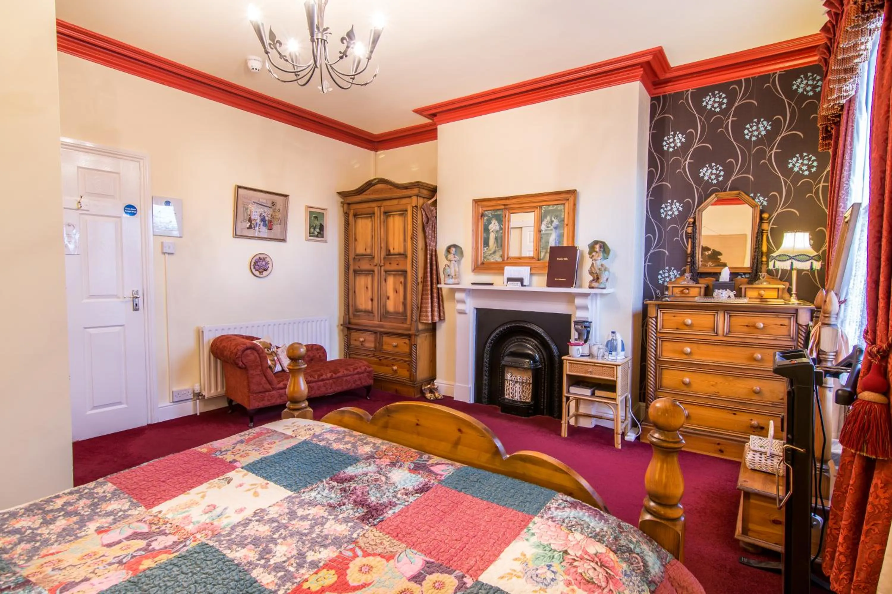 Photo of the whole room, Bed in Creston Villa Guest House