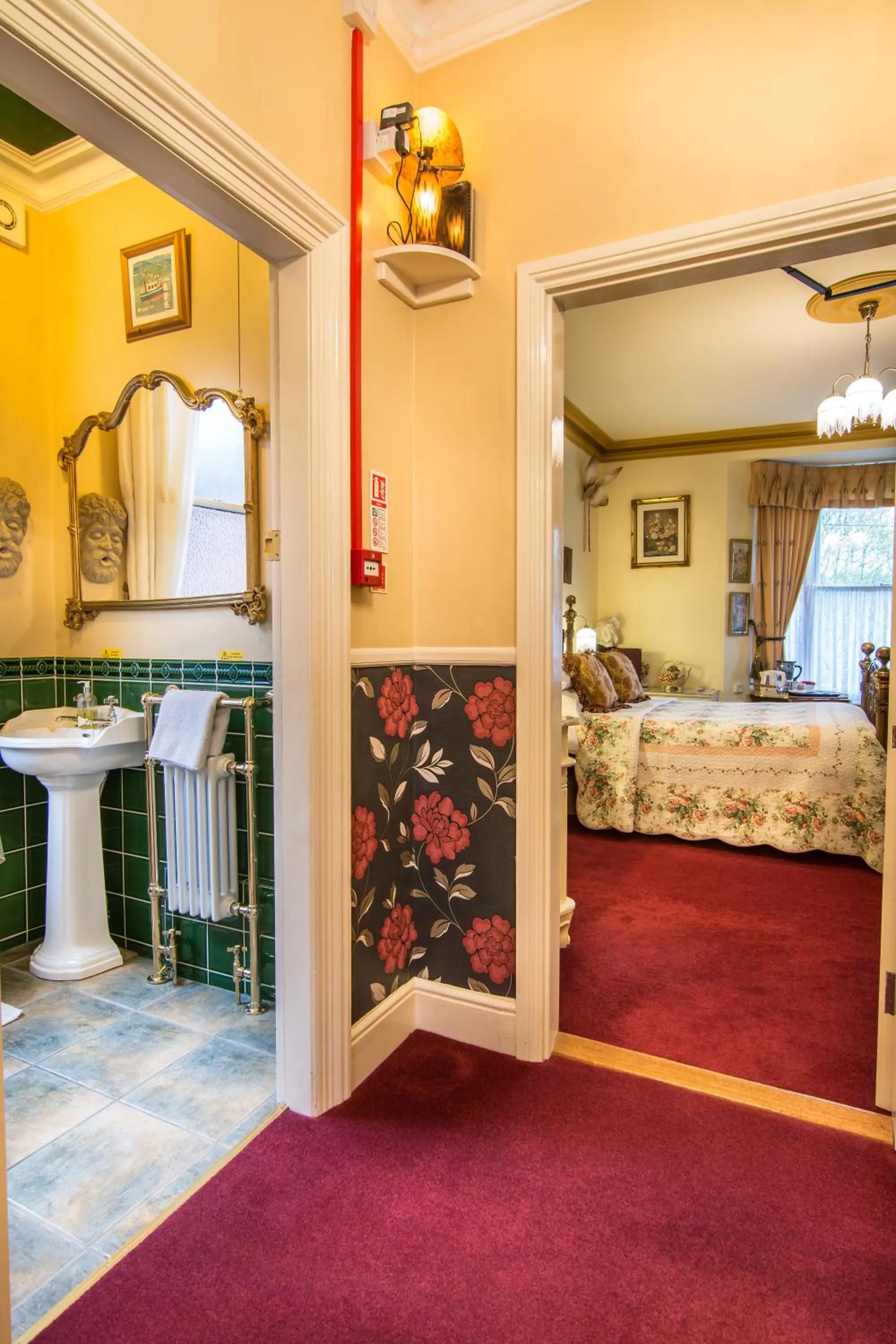 Shower, Bed in Creston Villa Guest House