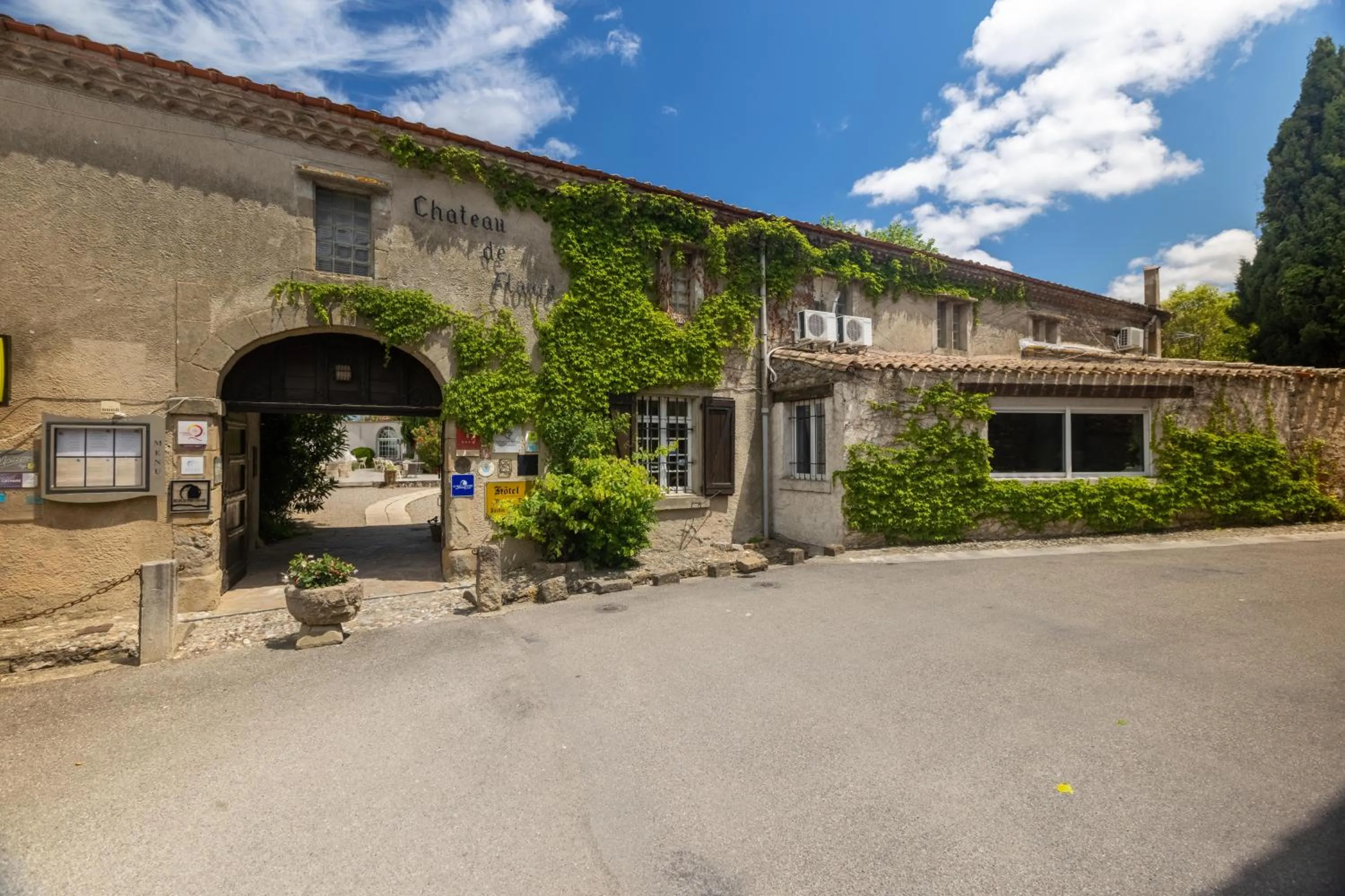 Property building in Château de Floure - SPA et piscine extérieure chauffée