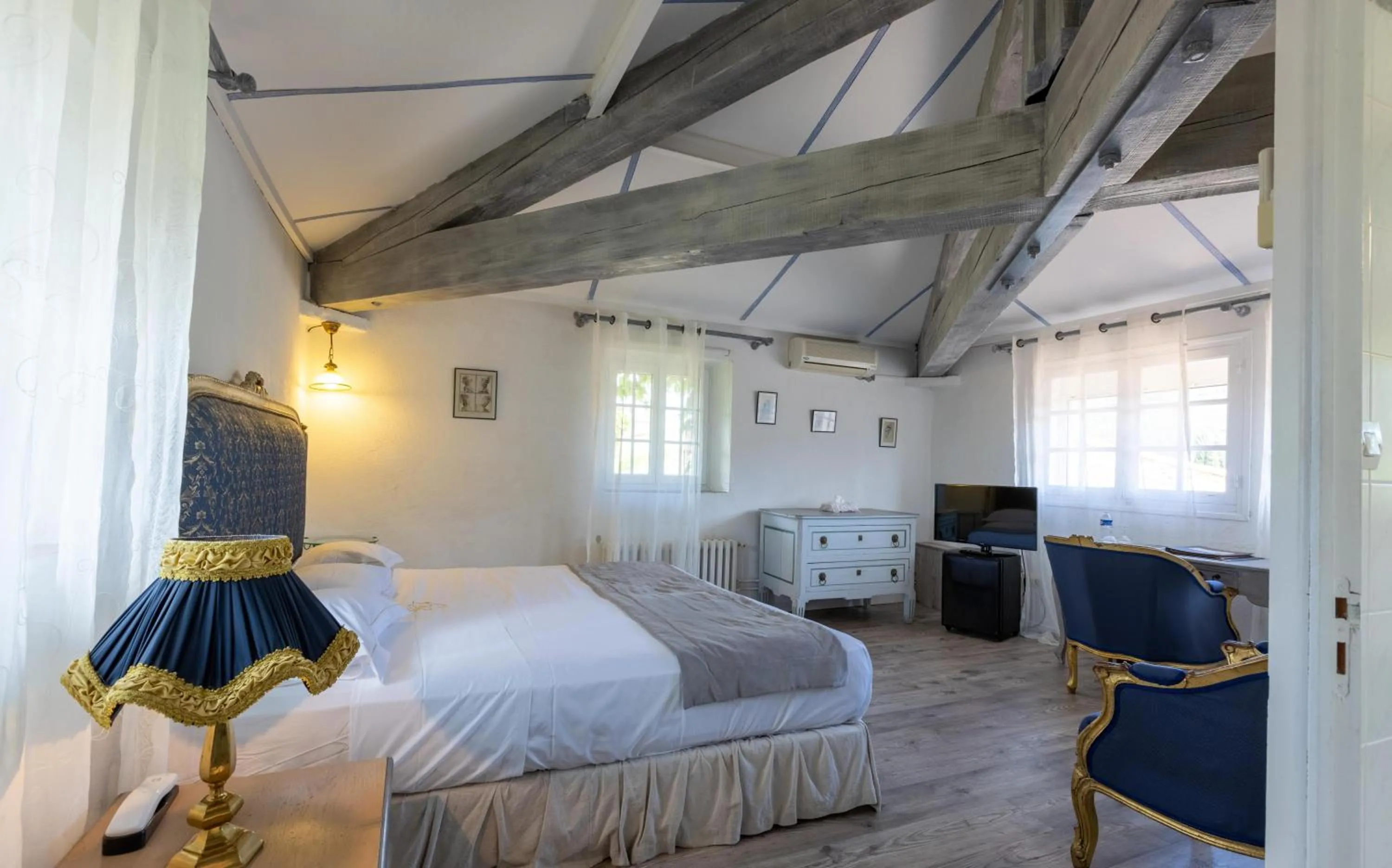 Bed in Château de Floure - SPA et piscine extérieure chauffée