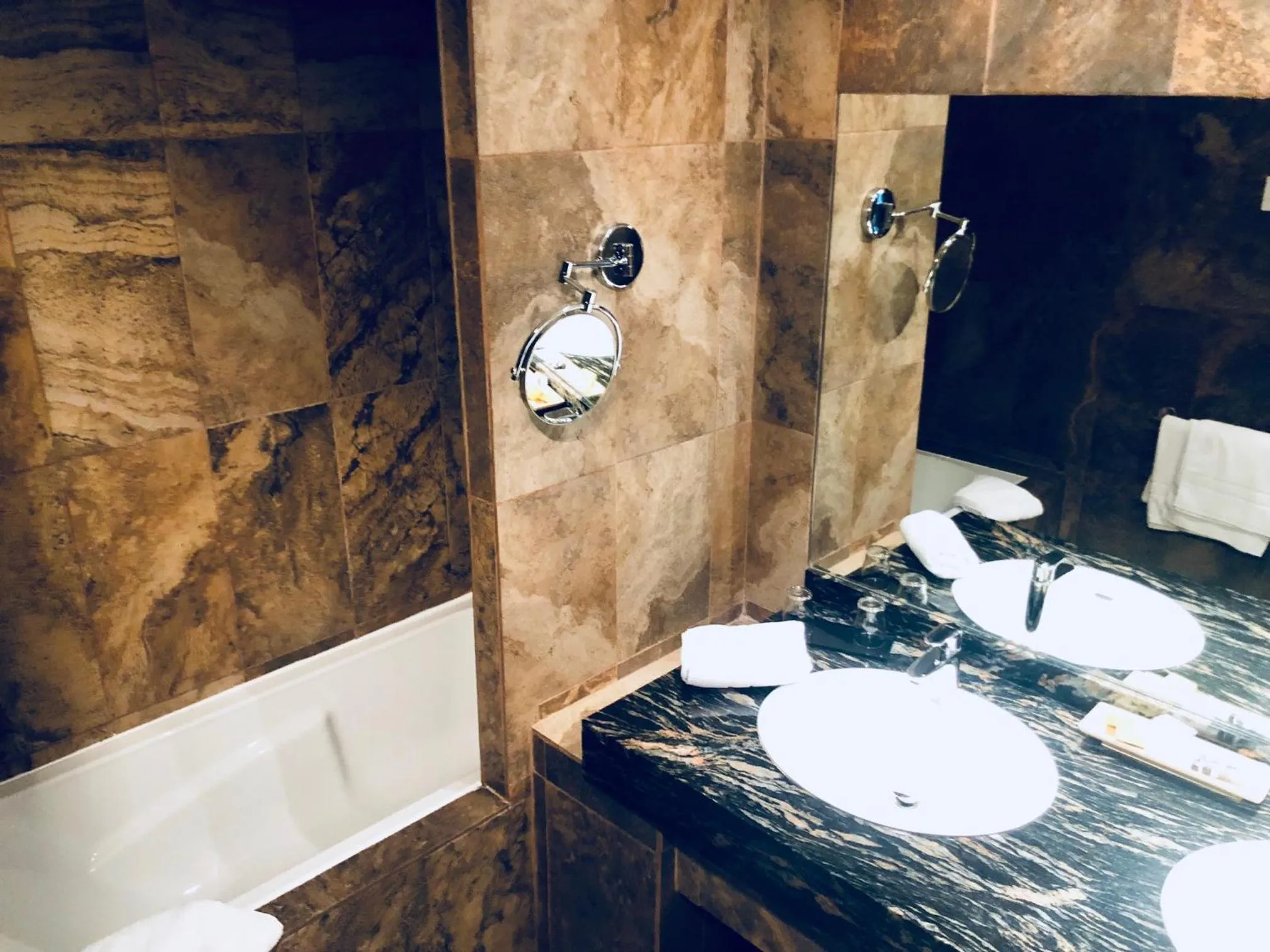 Bathroom in Château de Floure - SPA et piscine extérieure chauffée