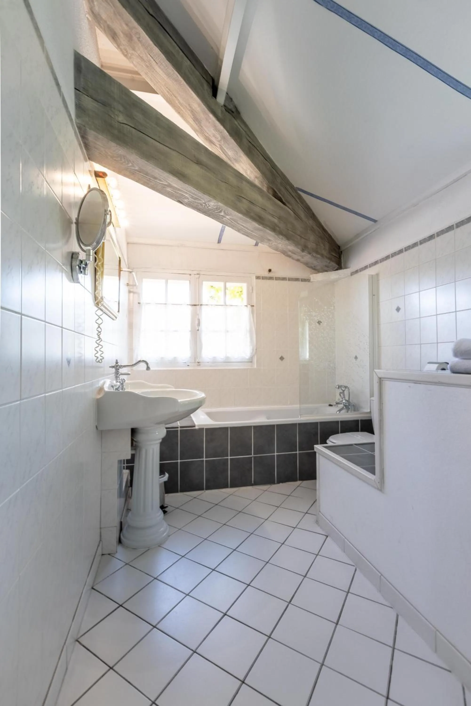 Bathroom in Château de Floure - SPA et piscine extérieure chauffée