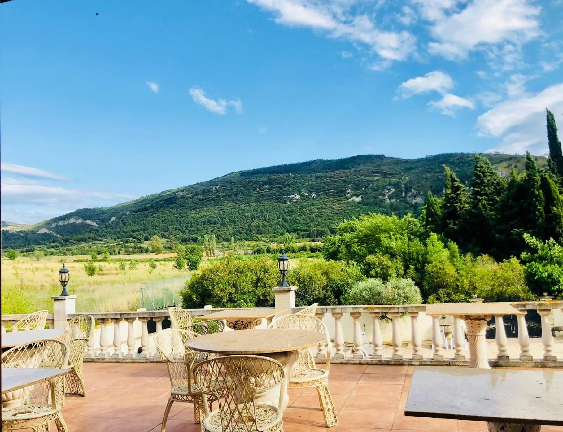 Patio in Château de Floure - SPA et piscine extérieure chauffée