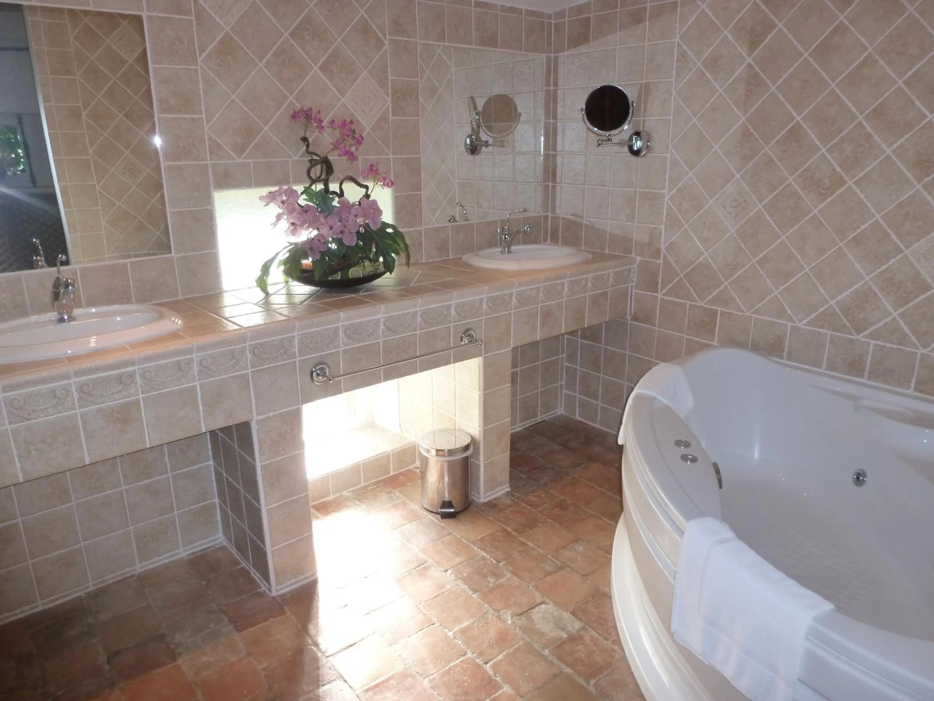 Bathroom in Château de Floure - SPA et piscine extérieure chauffée