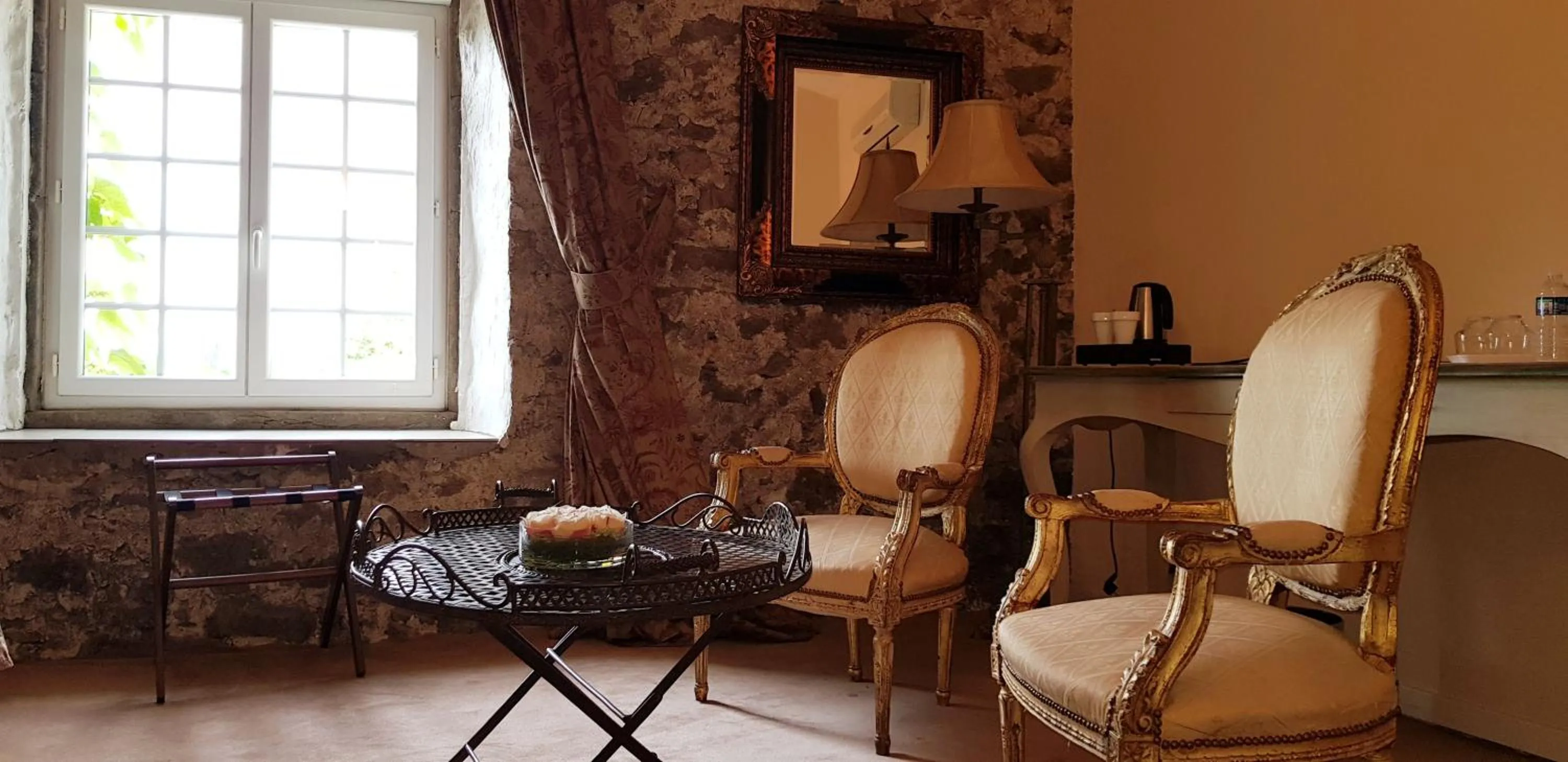 Seating area in Château de Floure - SPA et piscine extérieure chauffée