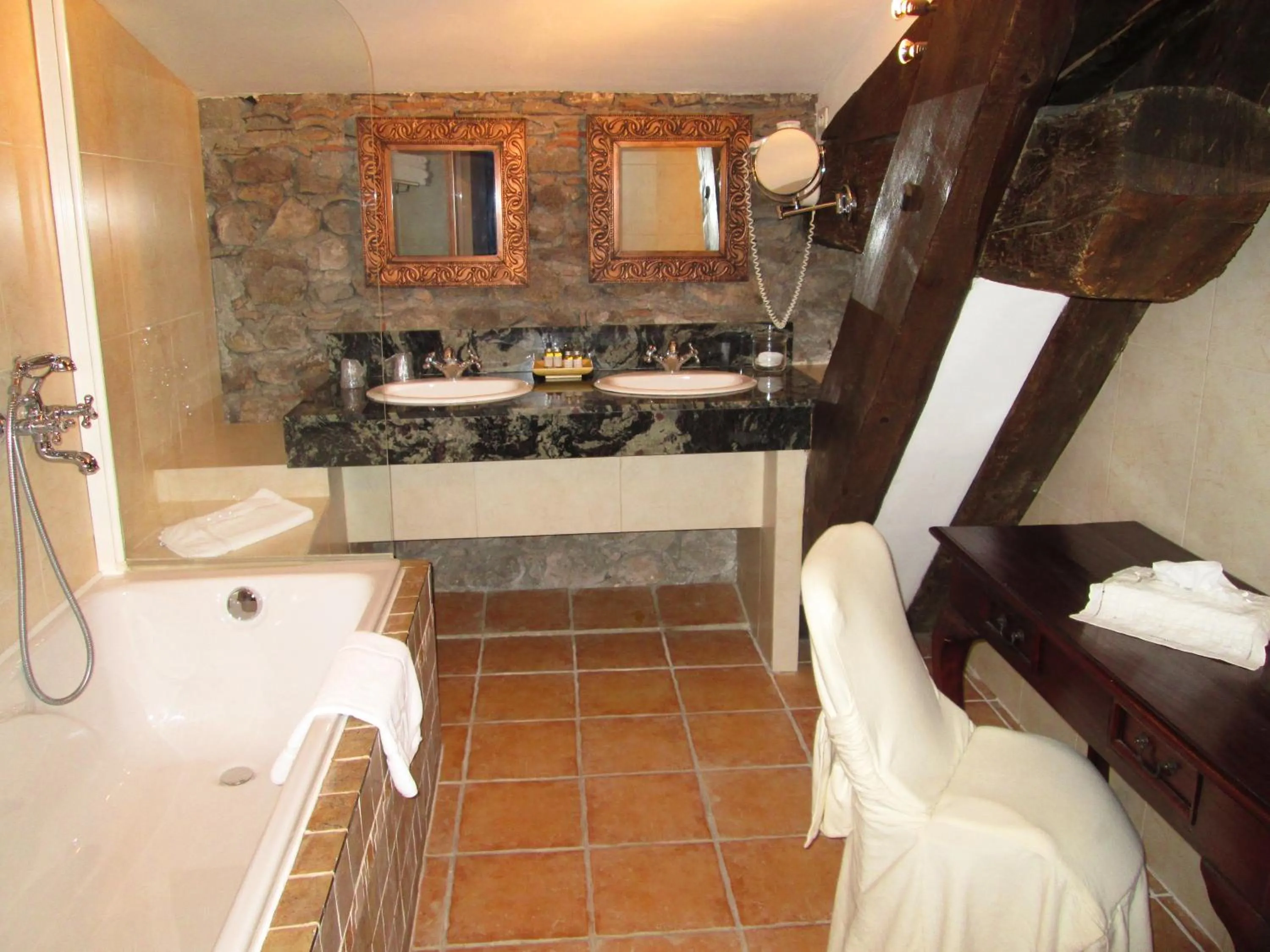 Bathroom, Bed in Château de Floure - SPA et piscine extérieure chauffée