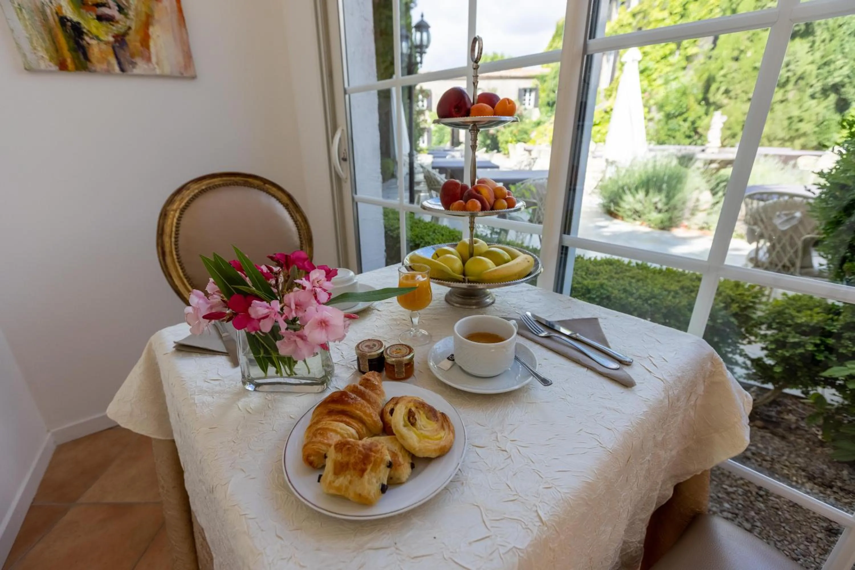 Food and drinks in Château de Floure - SPA et piscine extérieure chauffée